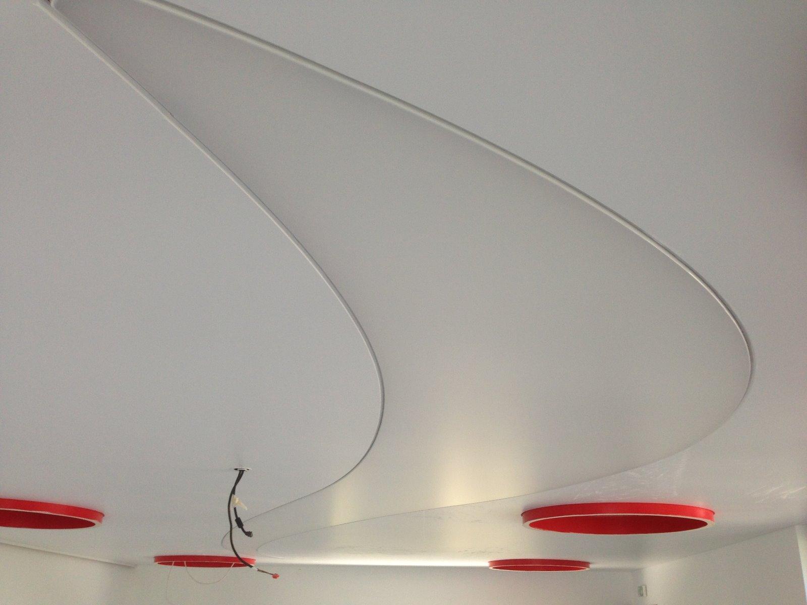 Plafond tendu blanc avec forme rouge