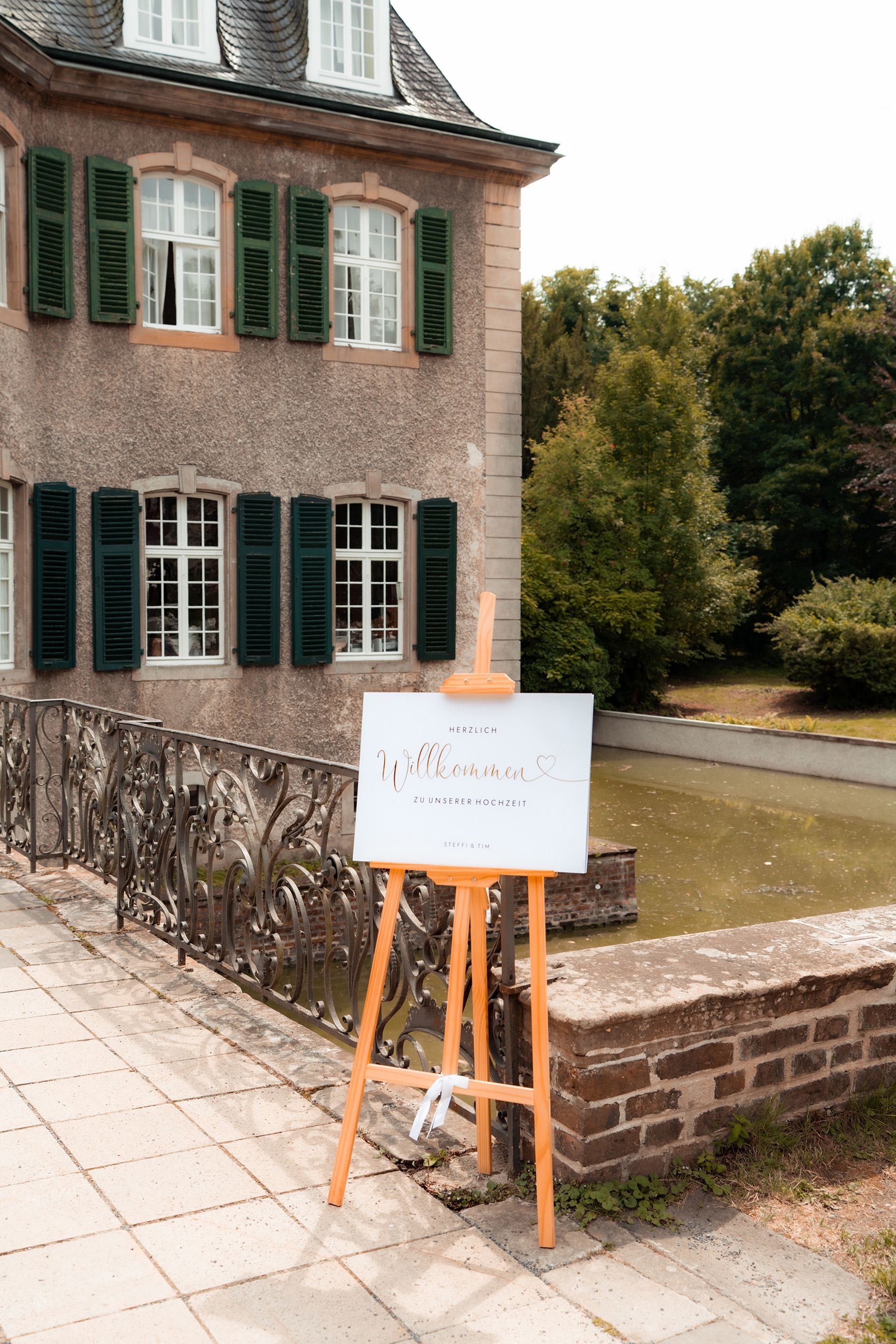 Willkommensschild zur Hochzeit am Wasserschloss in Solingen.