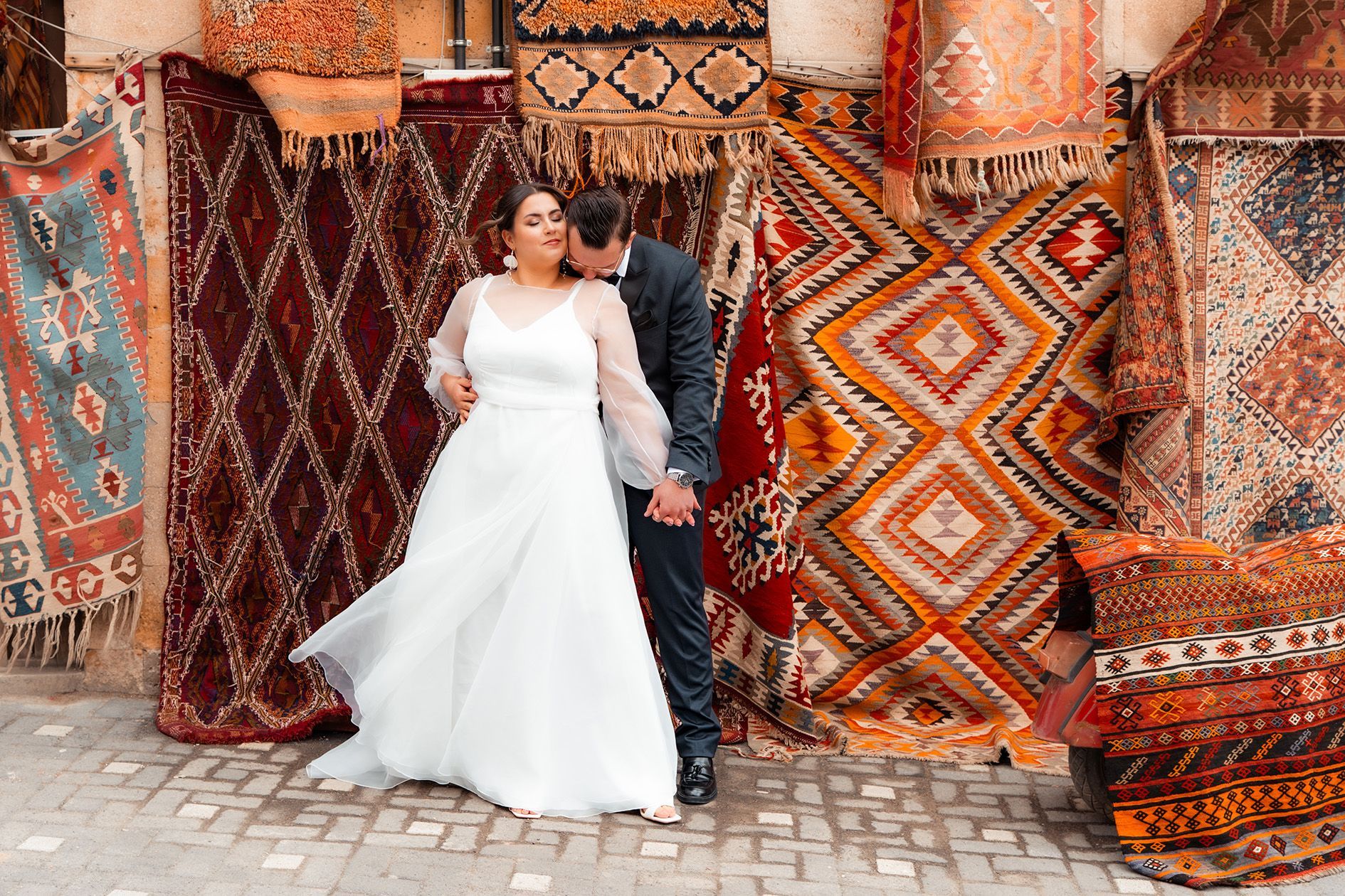 Destination Wedding Kappadokien: Brautpaarshooting vor bunten Teppichen