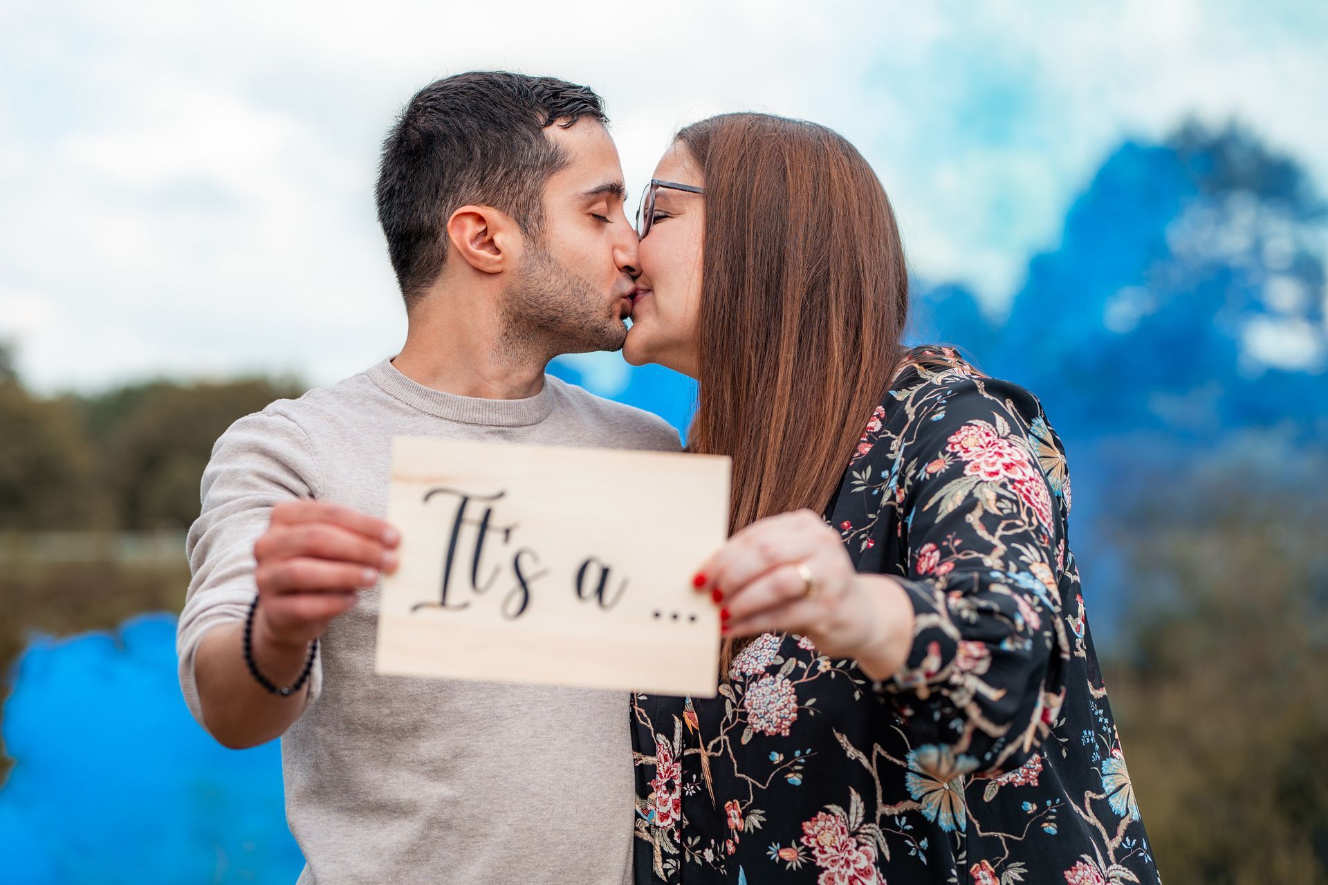 Babybauchshooting mit Gender Reveal – emotionale Fotografie von werdenden Eltern mit Überraschungsmoment.