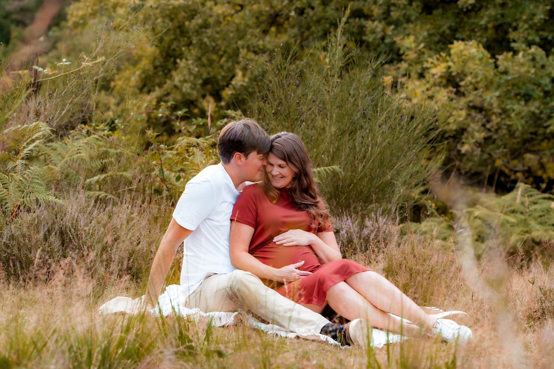 Babybauchshooting in der Wahner Heide bei Abendlicht – romantische Fotos in der Natur für werdende Eltern.
