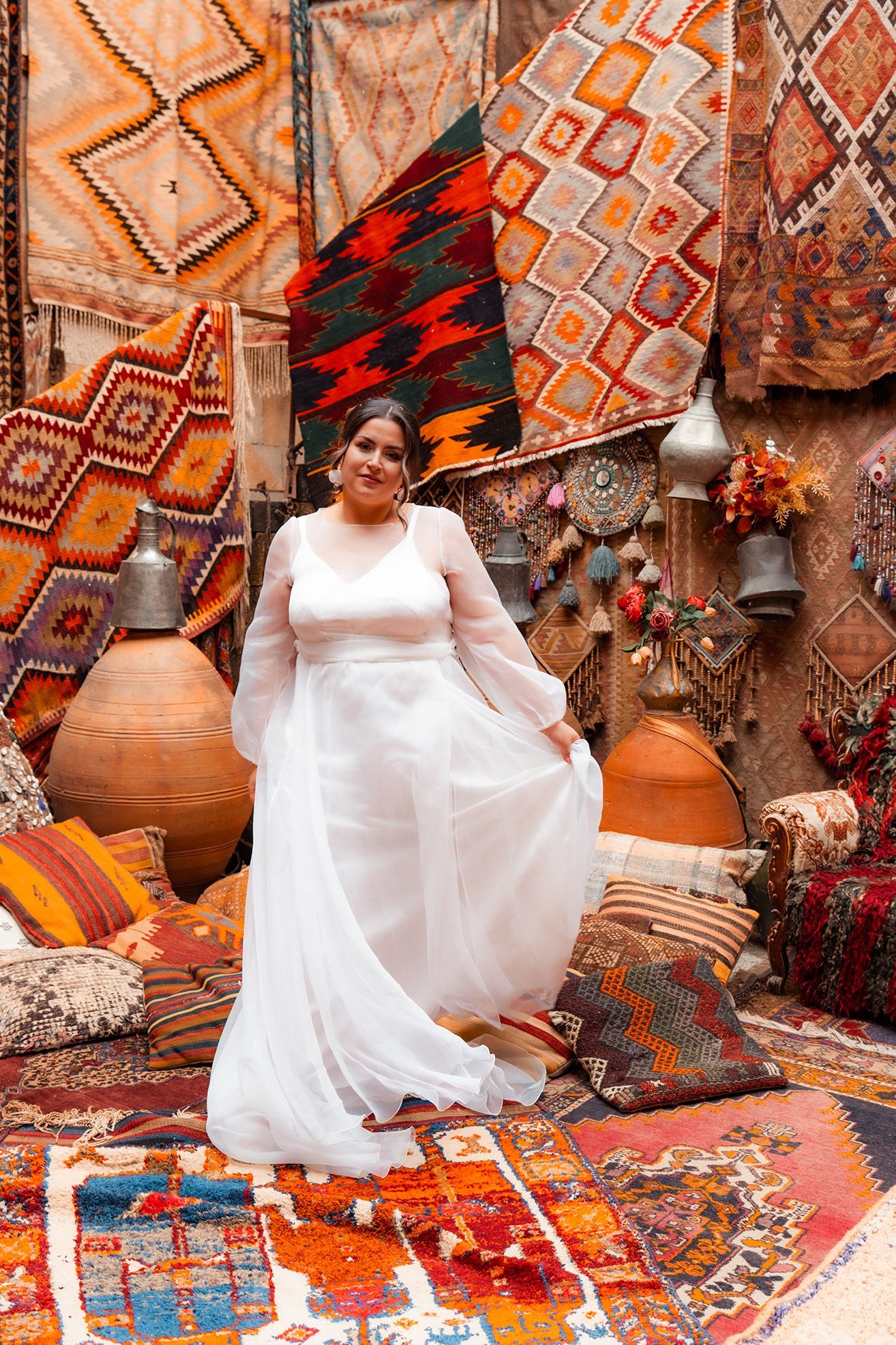 Destination Wedding Kappadokien: Brautpaar zwischen farbigen Teppichen