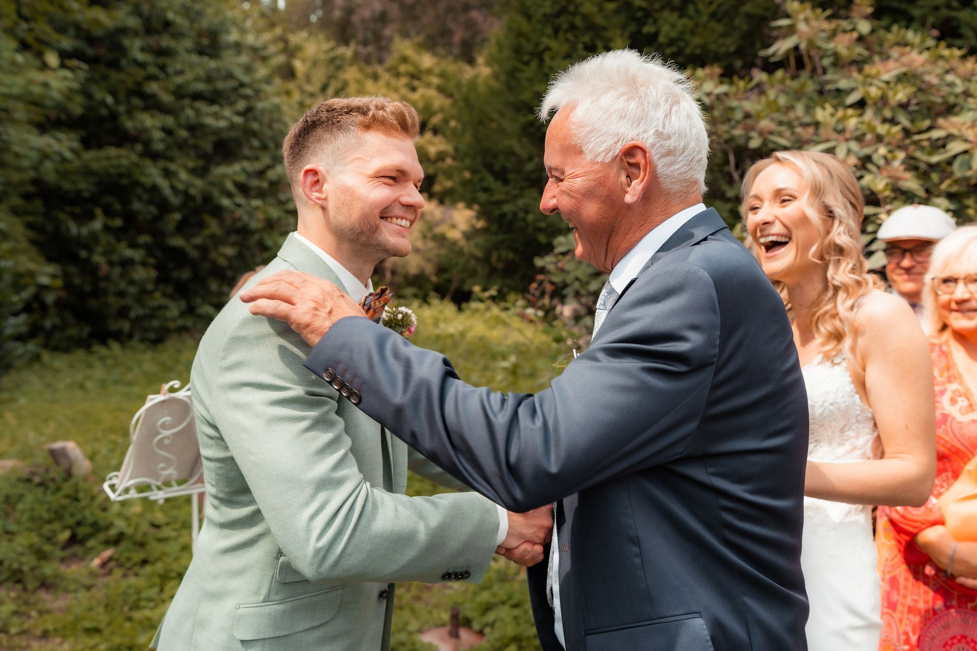 Brautvater begrüßt den Bräutigam herzlich bei der Hochzeit am Wasserschloss Solingen.