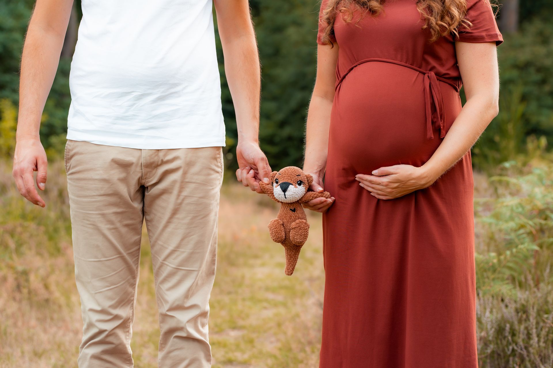 Babybauchshooting Wahner Heide mit Kuscheltier – persönliche und emotionale Schwangerschaftsfotos in Köln, Bonn, NRW.