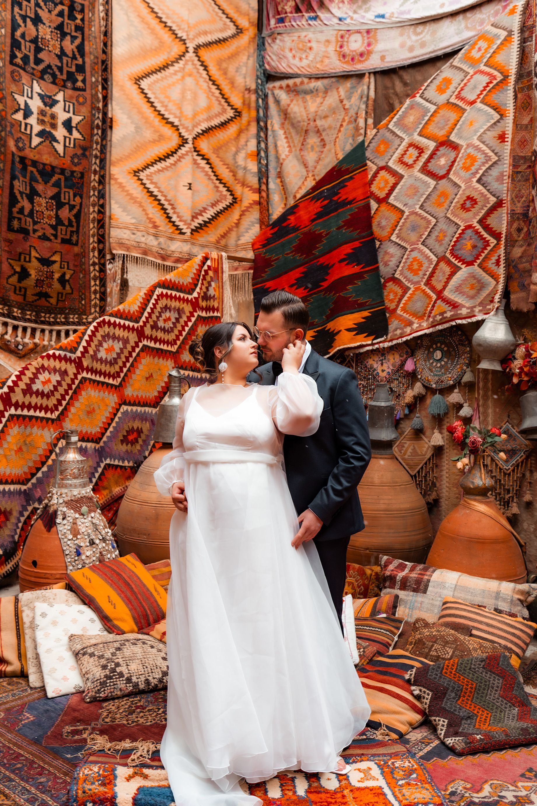 Destination Wedding Kappadokien: Brautpaarshooting zwischen Teppichen