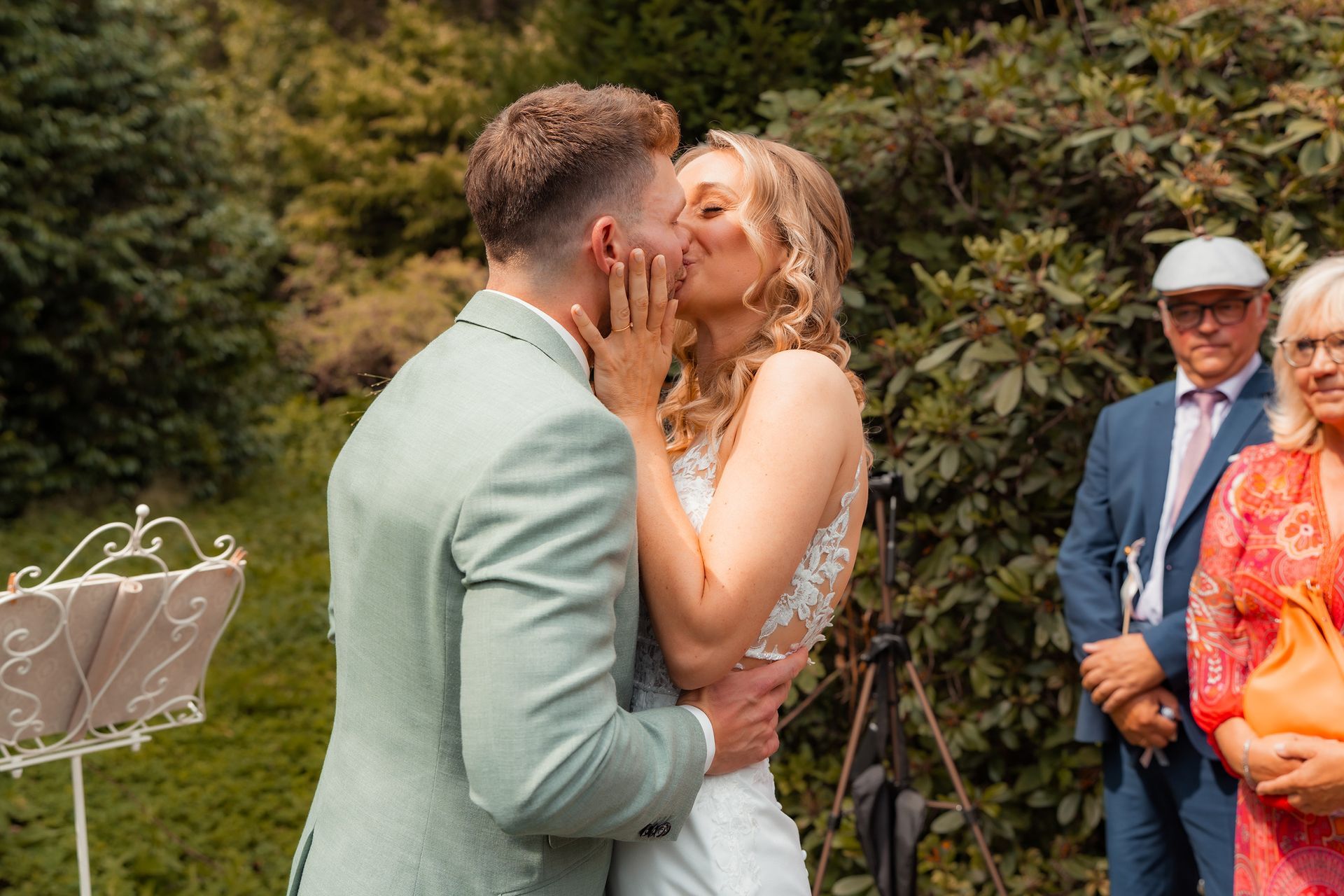 Braut und Bräutigam küssen sich während der Hochzeit in Solingen.