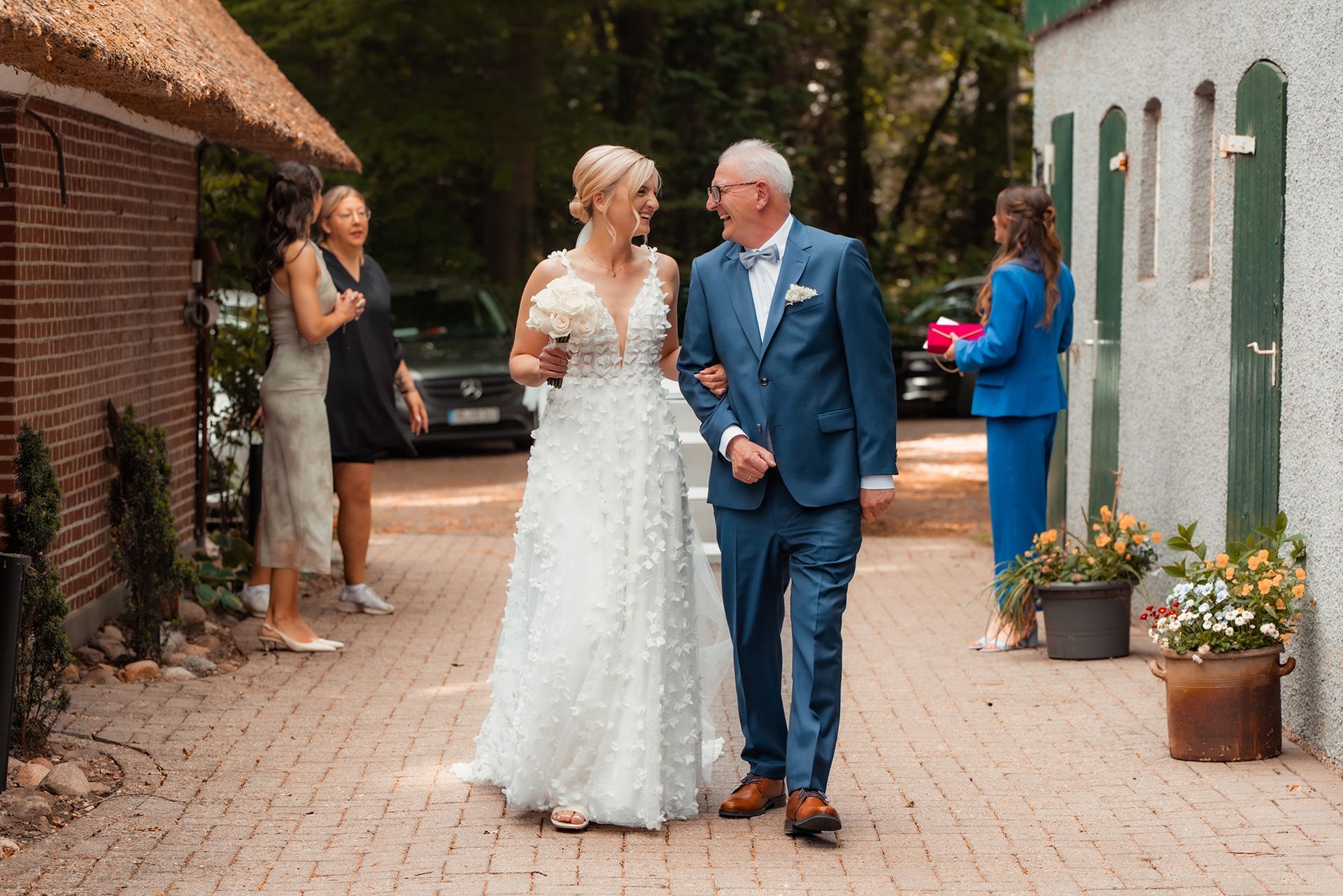 Braut mit Vater bei der freien Trauung im Bruns Garten Schwanewede