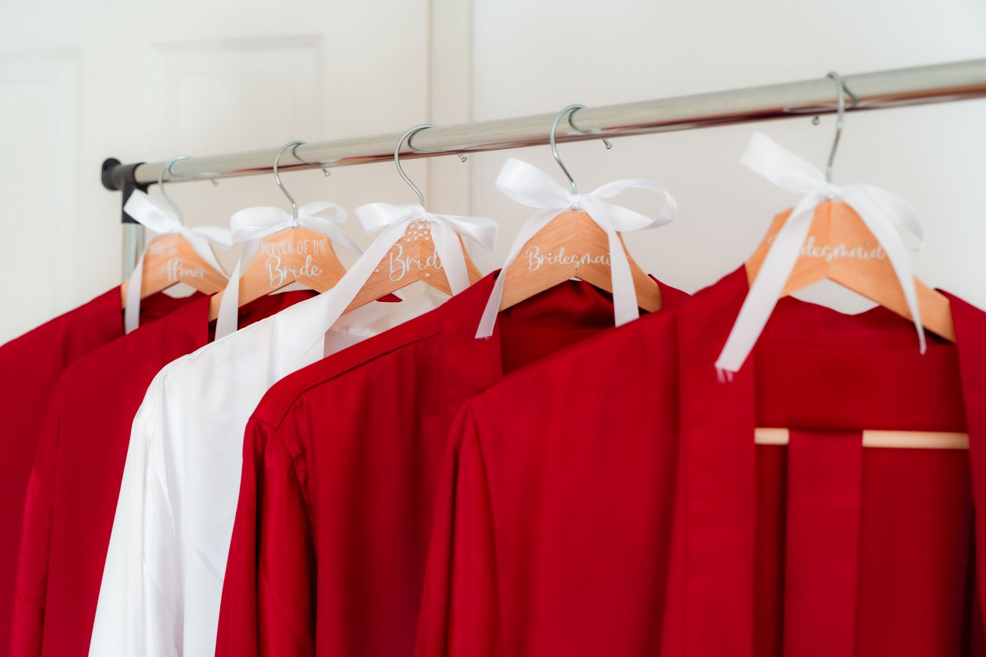 Brautjungfern-Kimonos hängen für das Getting Ready einer Hochzeit in Bremen bereit.