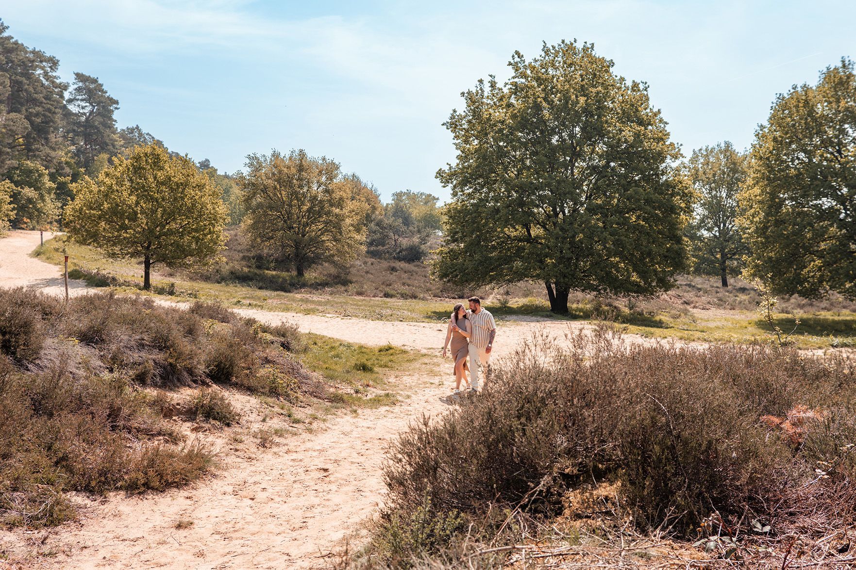 Romantisches Paarshooting und Verlobungsshooting in der Wahner Heide bei Köln – natürliche Paarfotos in der Heide.