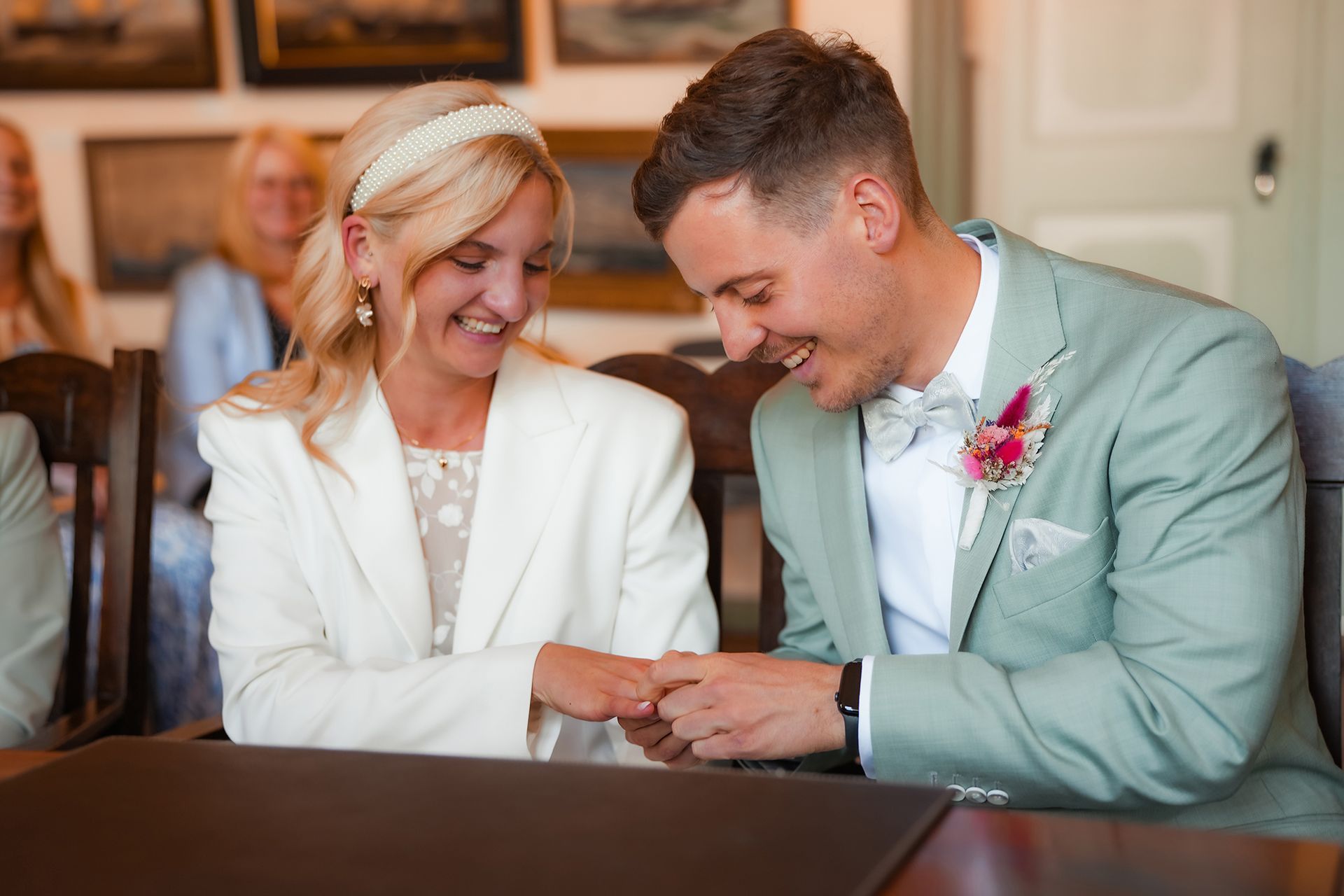 Brautpaar bei der standesamtlichen Hochzeit im Schloss Schönebeck in Schwanewede