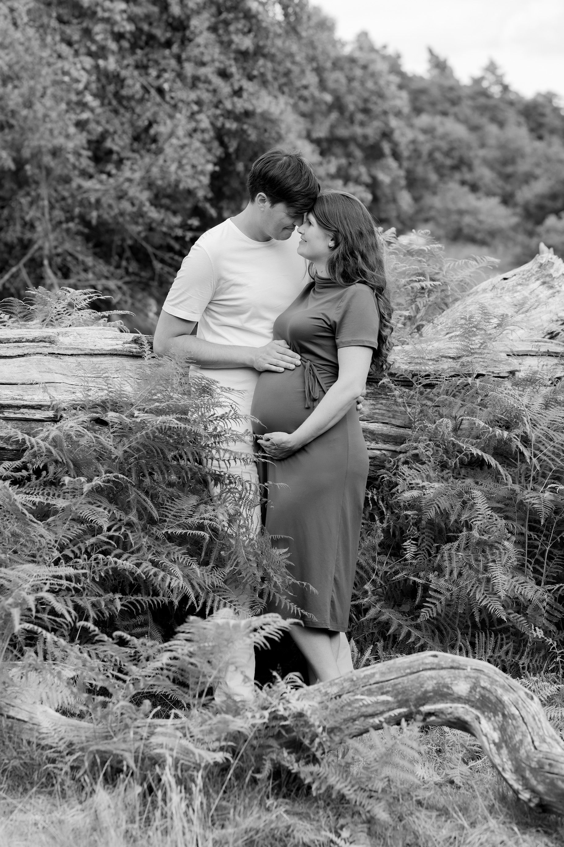 Stimmungsvolles Babybauchshooting in der Wahner Heide – natürliche Schwangerschaftsfotos in Köln, Bonn und NRW.