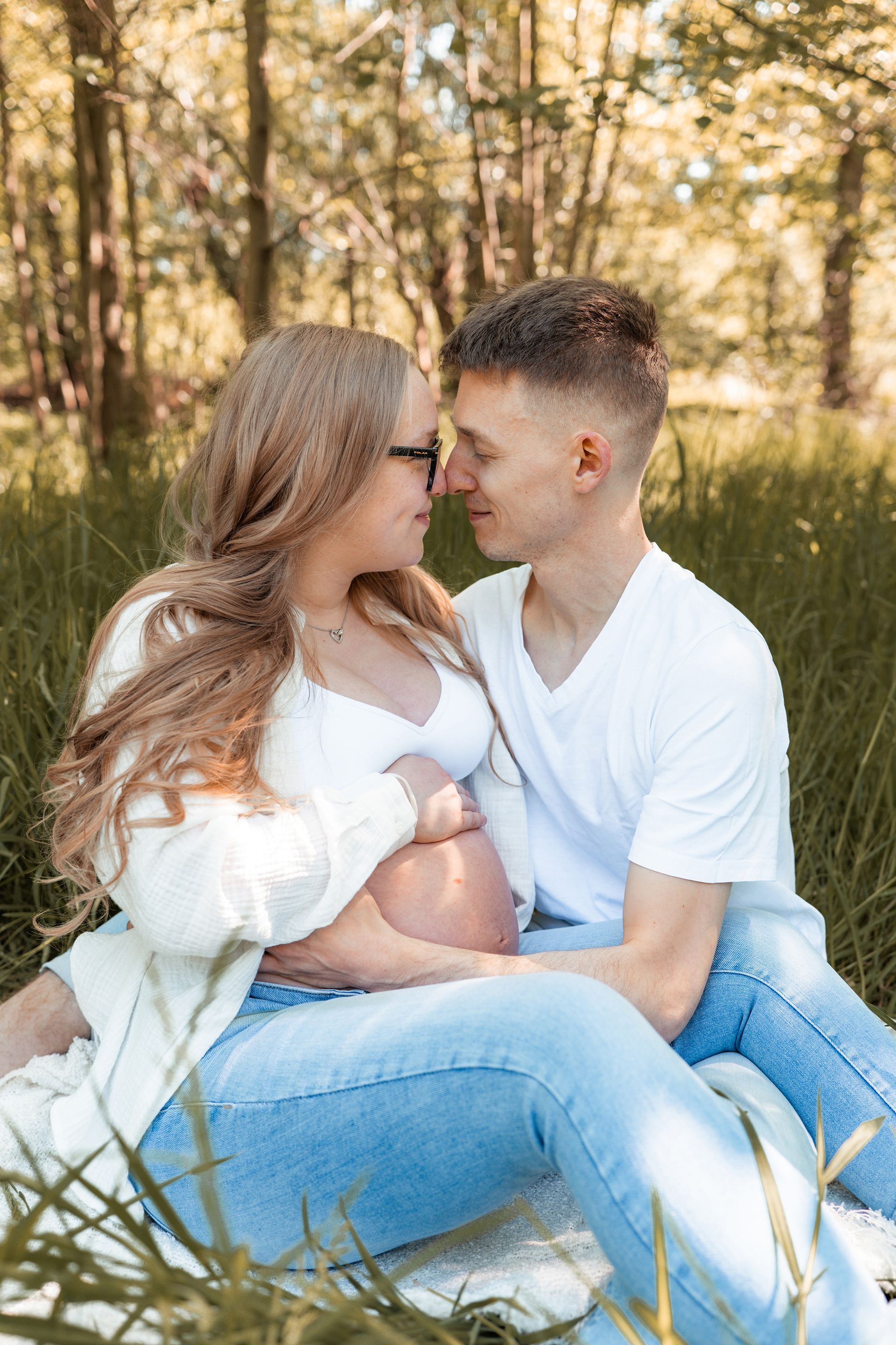 Romantisches Babybauchshooting Outdoor in Köln, Bonn und NRW – natürliche Erinnerungen an die Schwangerschaft.