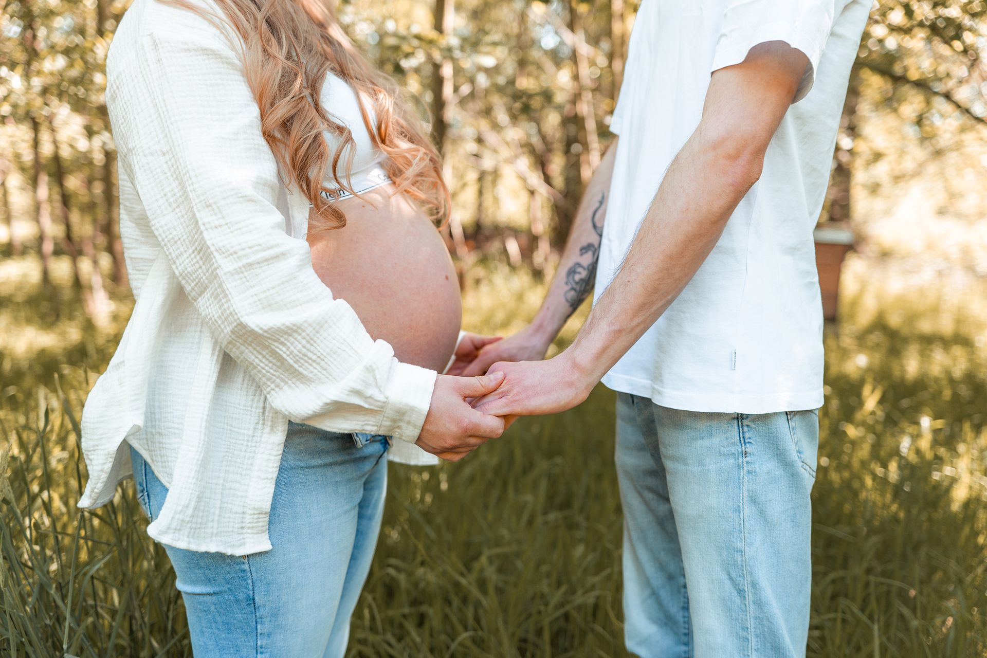 Romantisches Babybauchshooting in Köln, Bonn und NRW – liebevolle Schwangerschaftsfotos voller Emotionen.