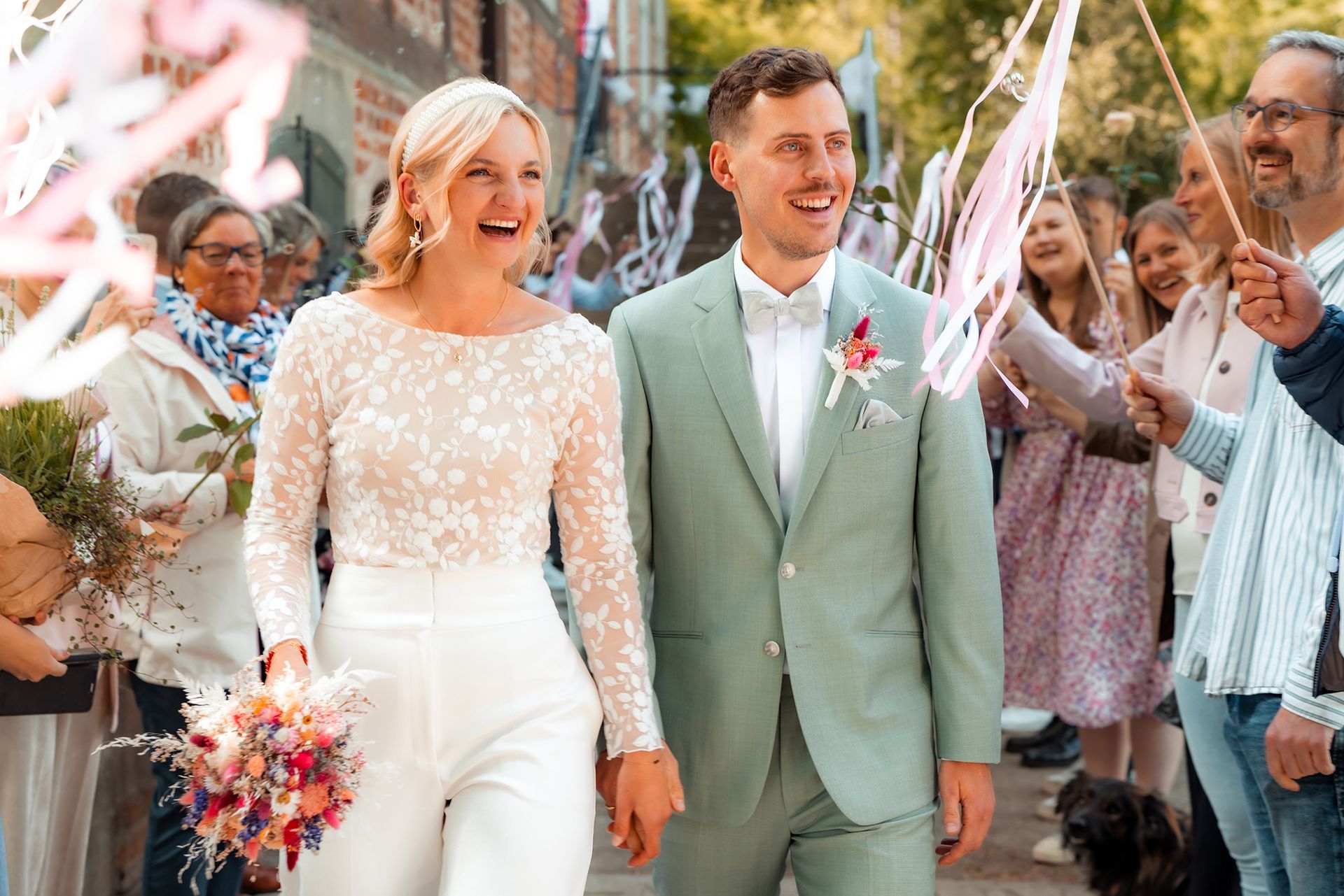 Hochzeitspaar Hand in Hand bei der Trauung im Schloss Schönebeck in Schwanewede