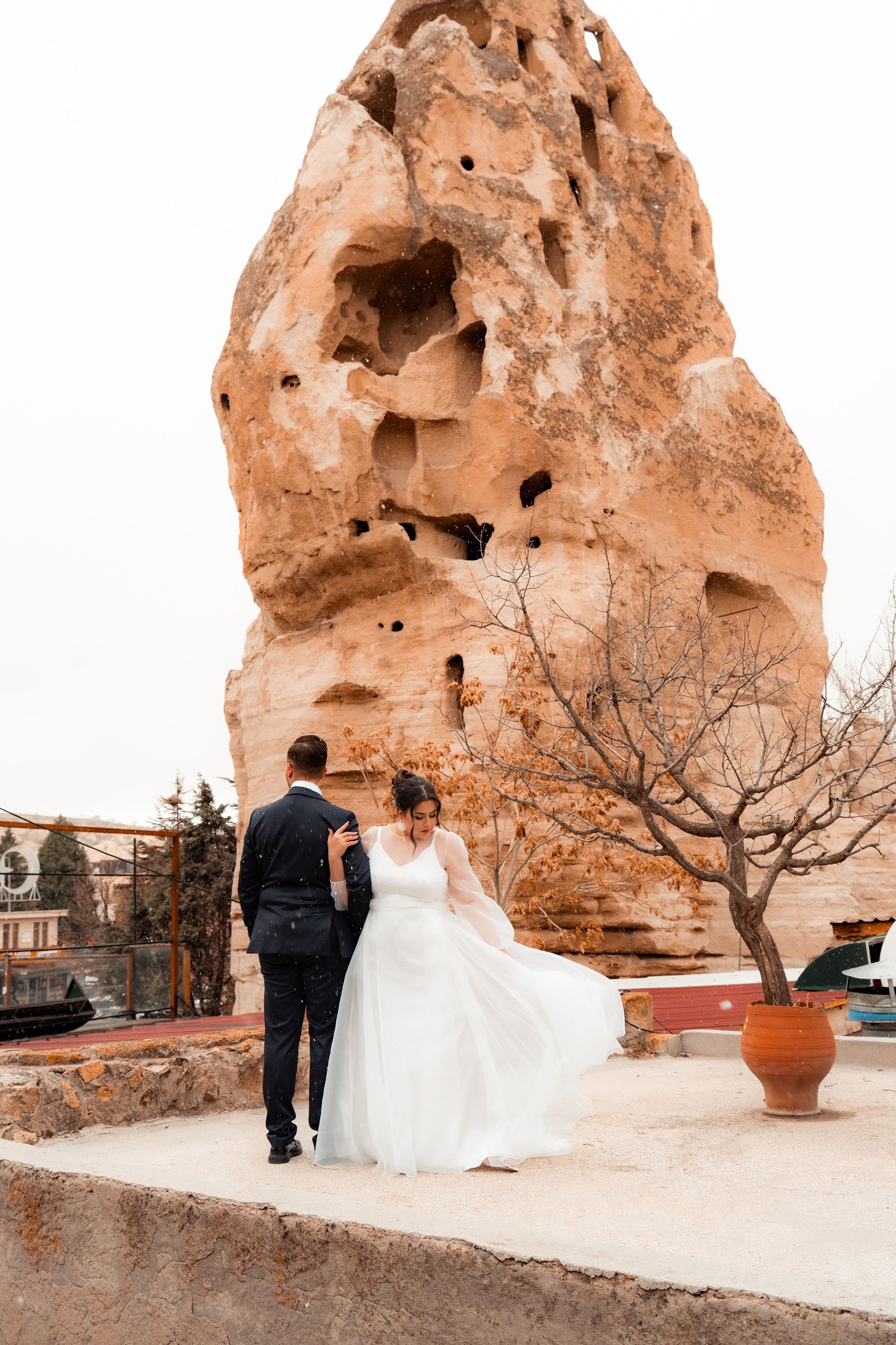 Destination Wedding Kappadokien: Hochzeitsfoto in verschneiter Straße