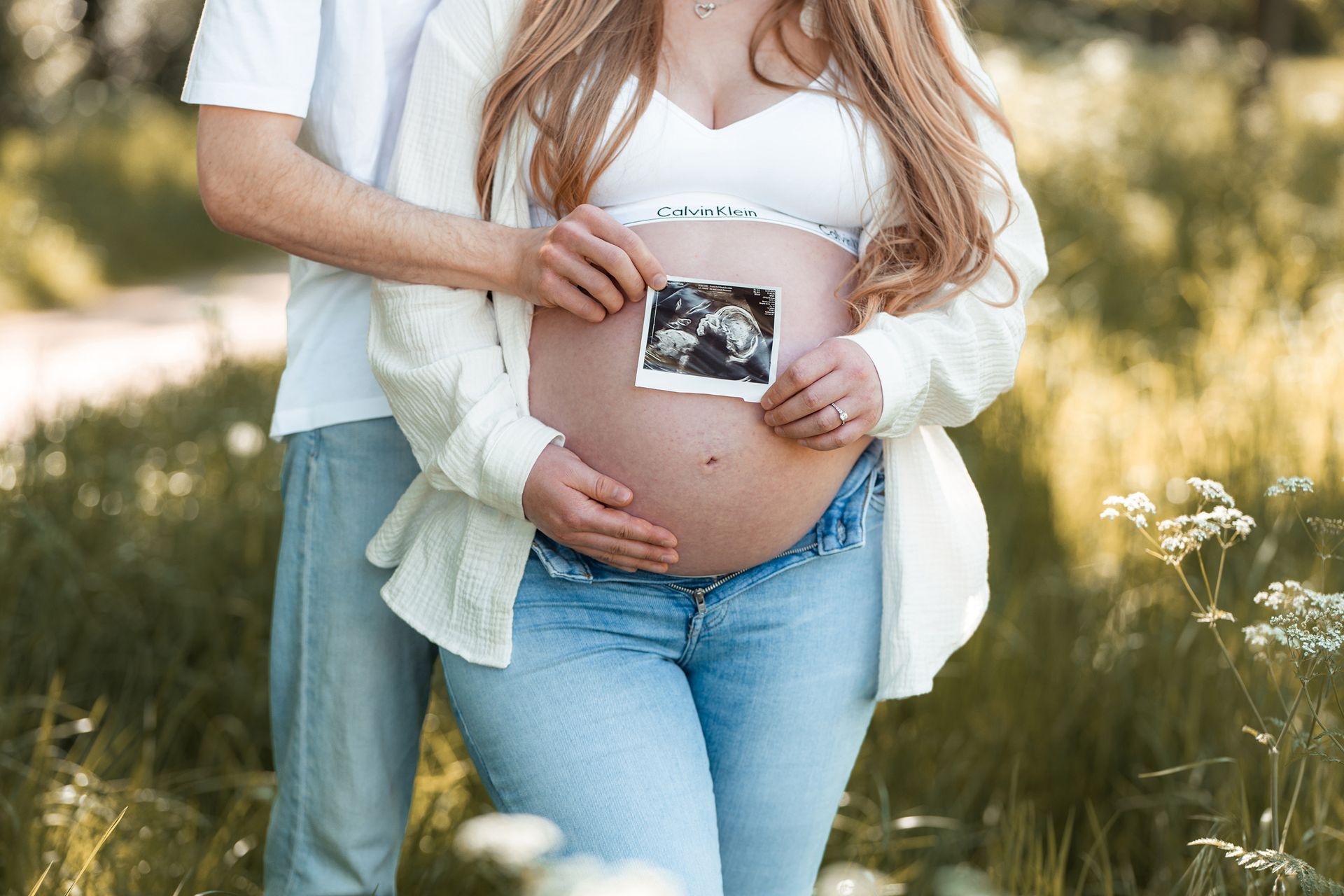 Babybauchshooting in Bremen mit Ultraschallfoto – liebevolle Erinnerung an Schwangerschaft und Vorfreude.