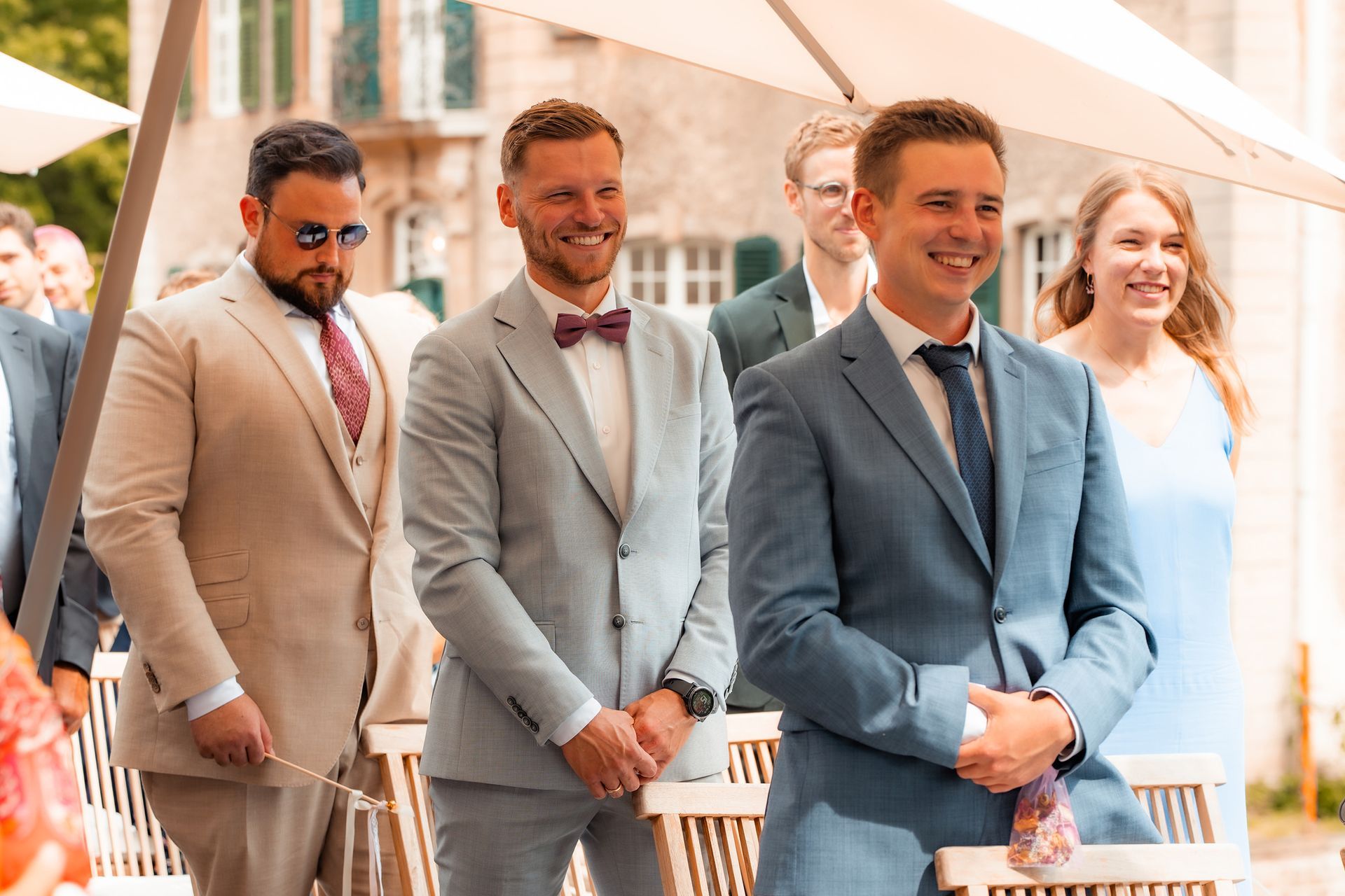 Hochzeitsgäste verfolgen emotional die freie Trauung in Solingen.