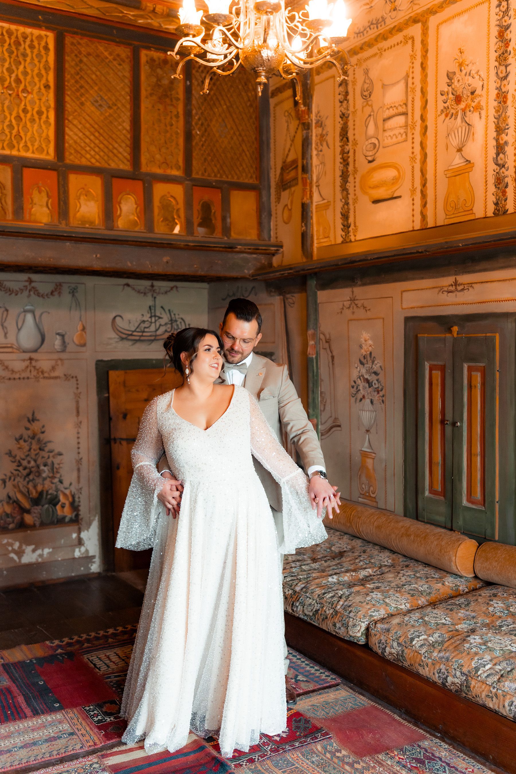 Elegantes Indoor-Brautpaarshooting bei Hochzeit in Kappadokien