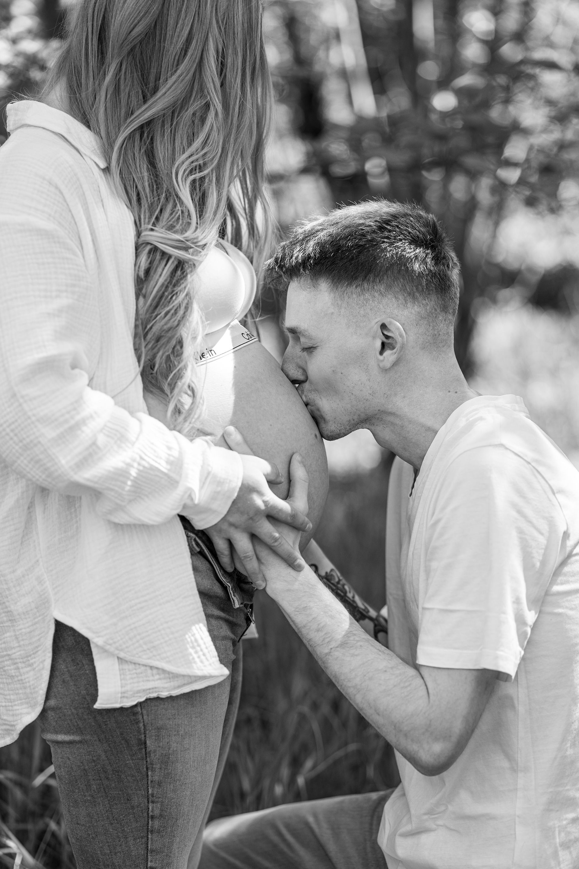 Babybauchshooting im Park – emotionale Schwangerschaftsfotos in der Natur, fotografiert in Bremen, Köln, Bonn und NRW.