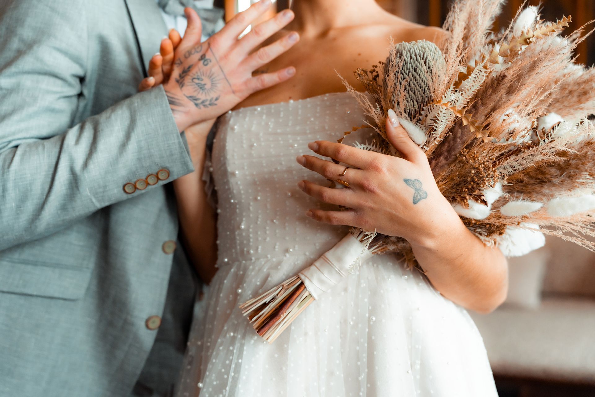 Romantisches Indoor-Brautpaarshooting bei einer Hochzeit in Kappadokien