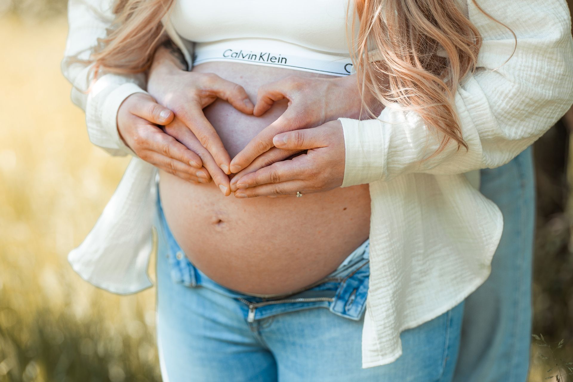 Babybauchshooting bei Abendlicht – romantische Schwangerschaftsfotos in Köln, Bonn und Umgebung in NRW.