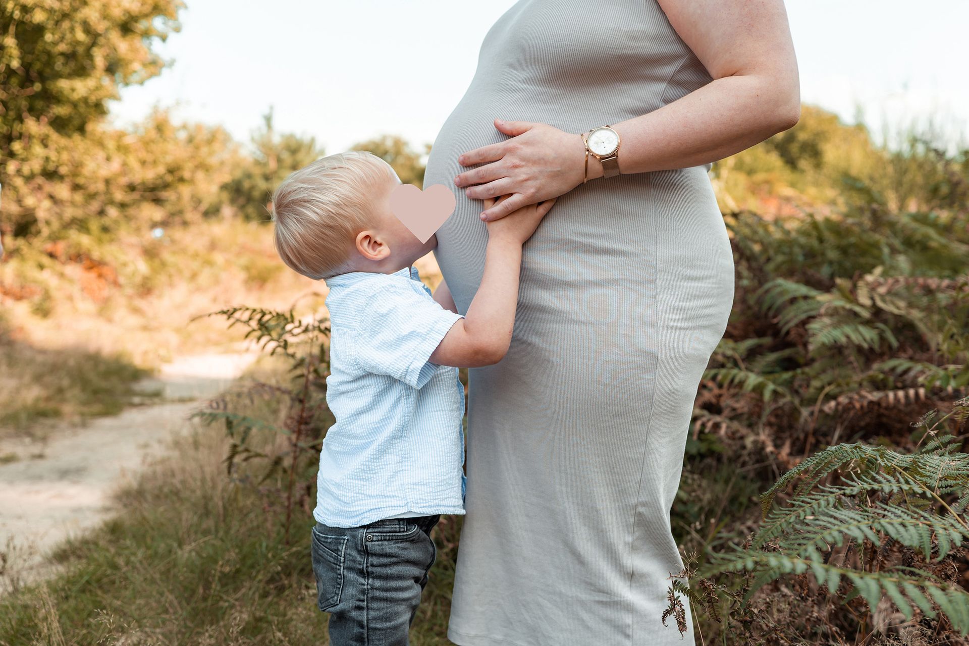Babybauchshooting mit Geschwisterkind in der Wahner Heide – liebevolle Schwangerschaftsfotos in NRW, Köln und Bonn.