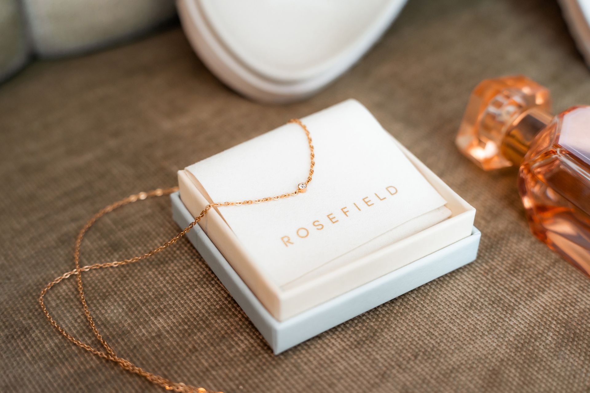 Eleganter Brautschmuck und Parfum beim Getting Ready in Dortmund