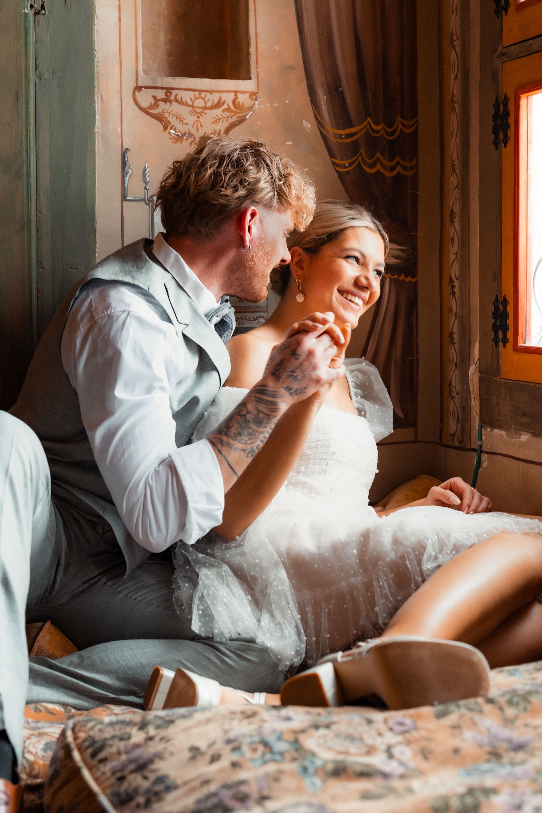 Natürliches Indoor-Portrait des Brautpaars bei Destination Wedding