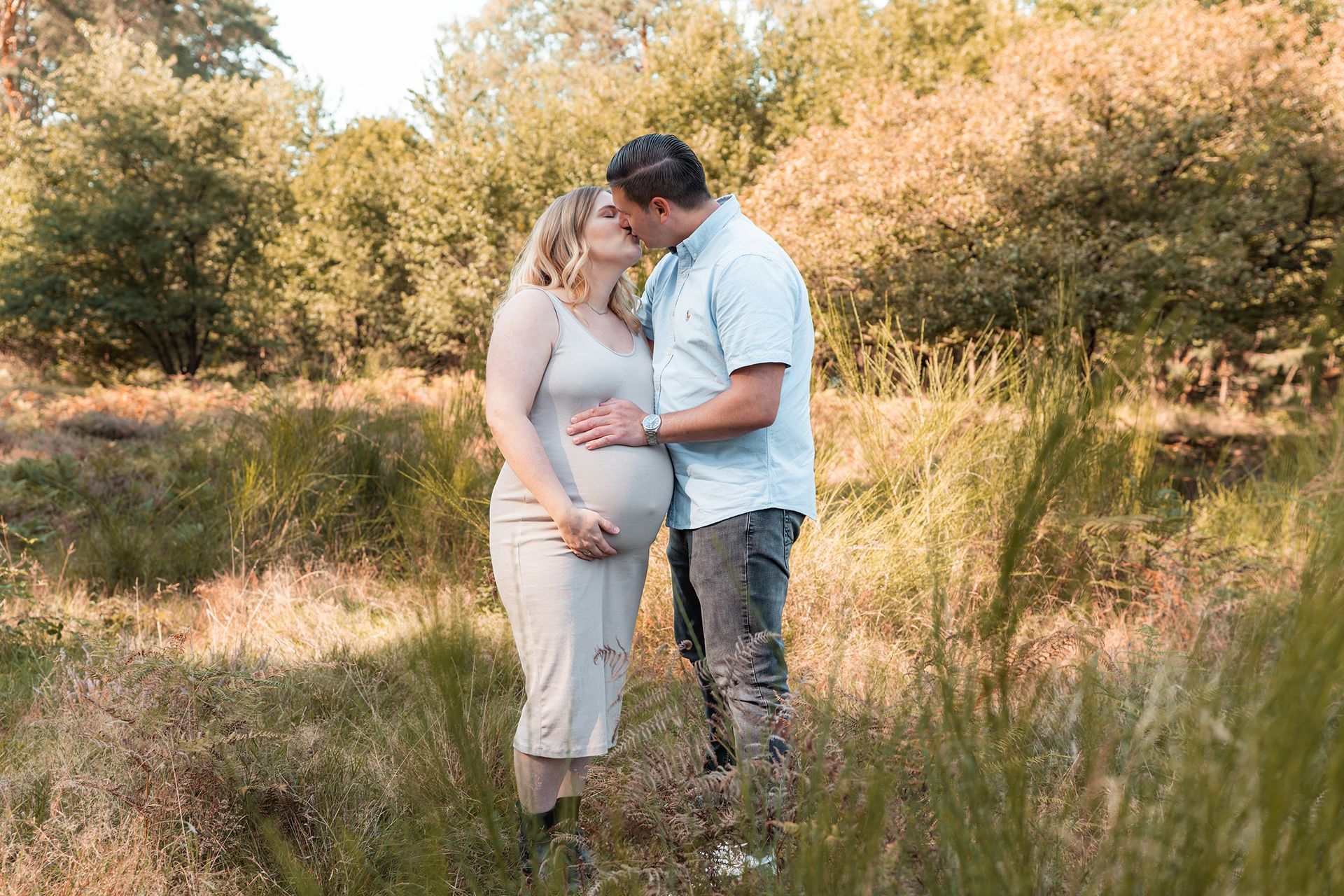 Babybauchshooting mit Partner in der Wahner Heide – emotionale und natürliche Schwangerschaftsfotografie in NRW.