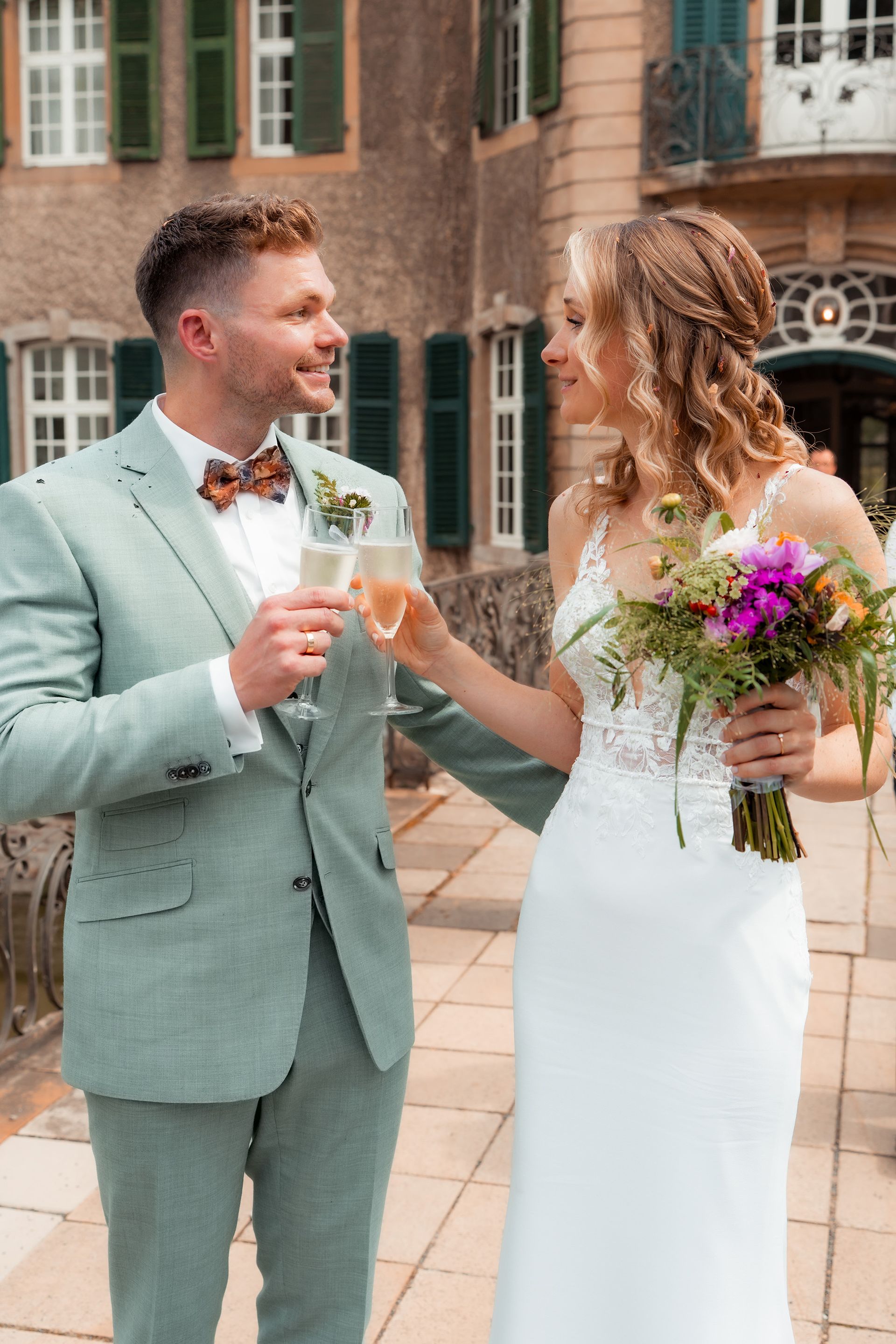 Brautpaar beim Sektempfang nach der Hochzeit am Wasserschloss Solingen.
