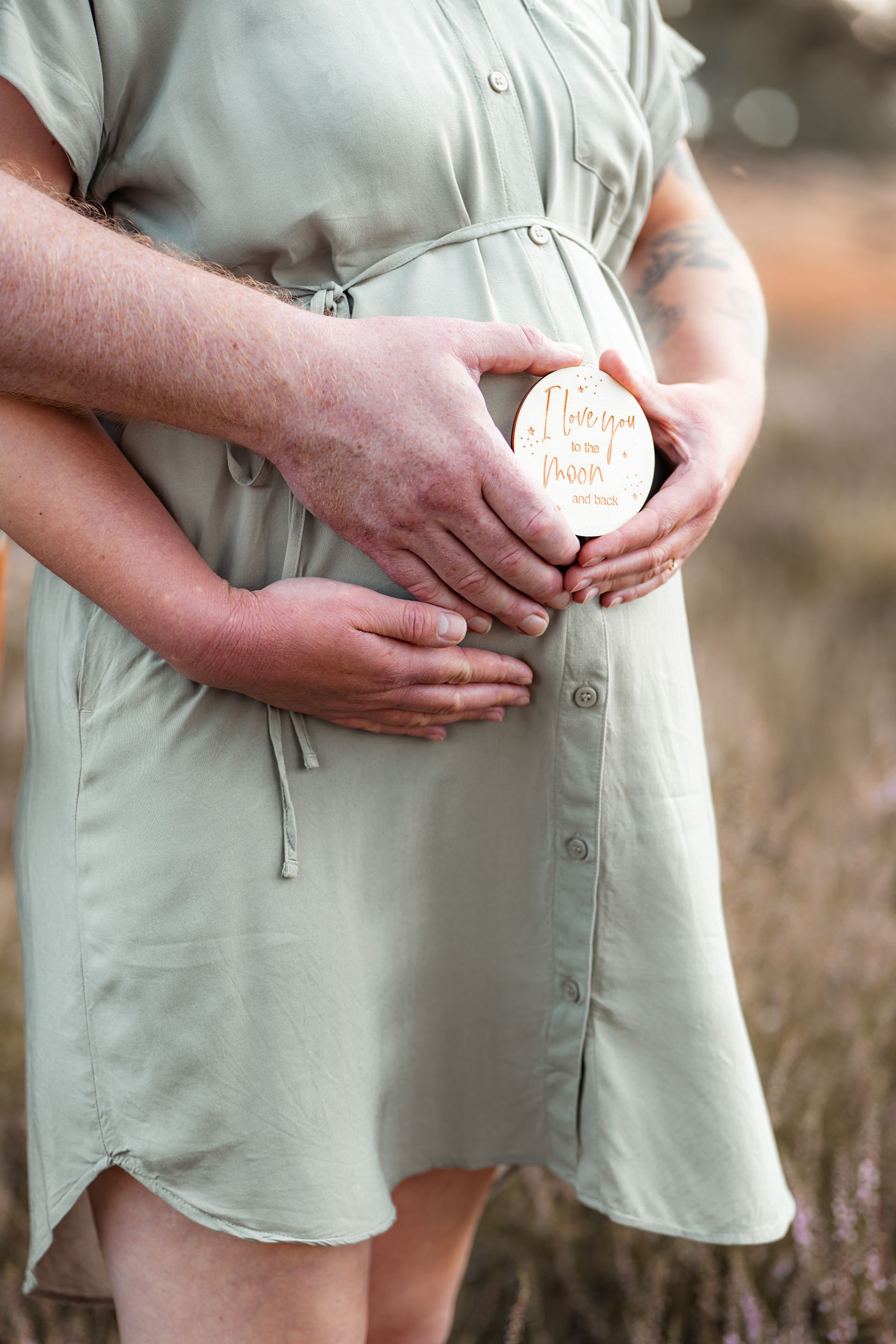 Babybauchshooting mit Requisiten in der Wahner Heide – kreative Schwangerschaftsfotos in Köln, Bonn und ganz NRW.