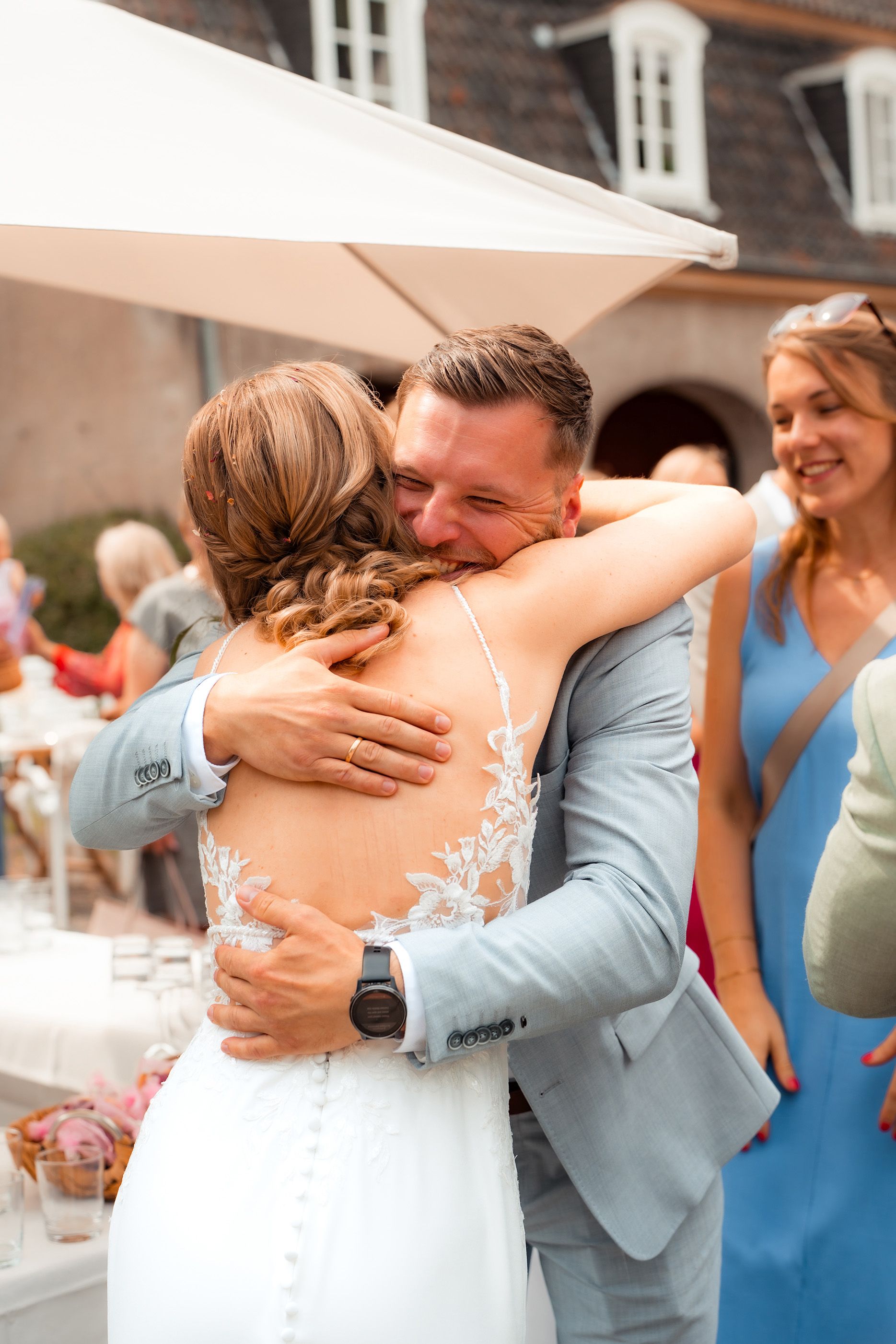 Herzliche Gratulation für das Brautpaar nach der Hochzeit in Solingen.