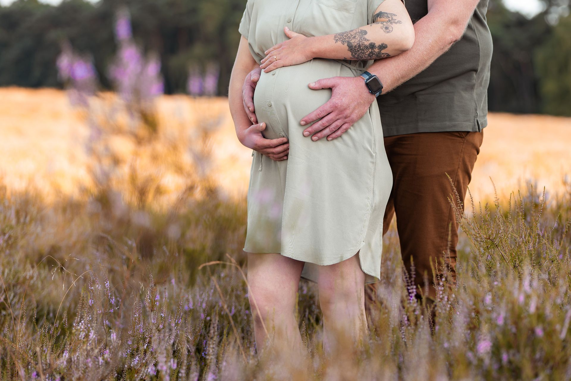 Babybauchshooting in der Natur am See – authentische Schwangerschaftsfotos in Köln, Bonn und ganz NRW.