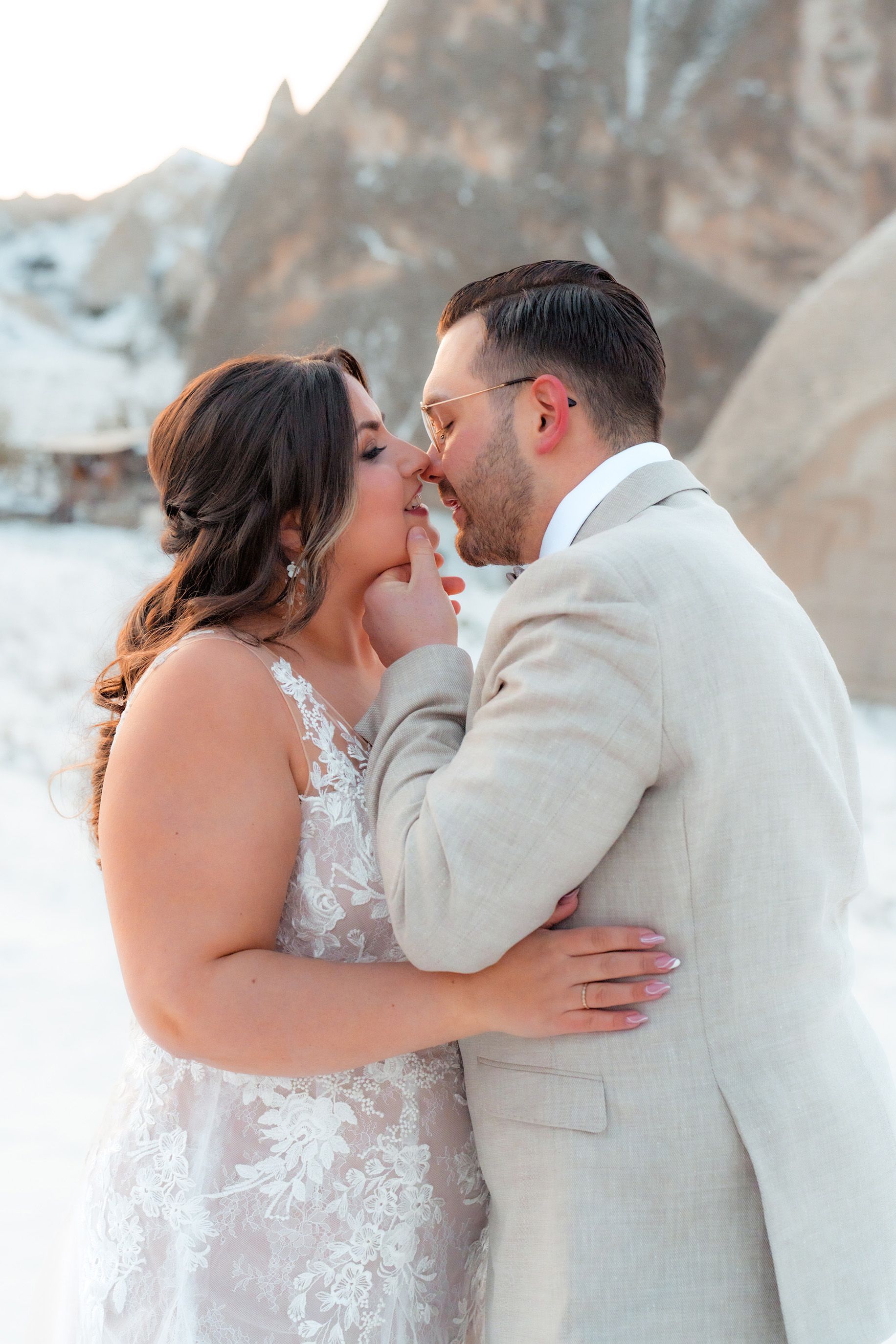 Destination Wedding Kappadokien: Brautpaarshooting bei Ballons im Sunrise
