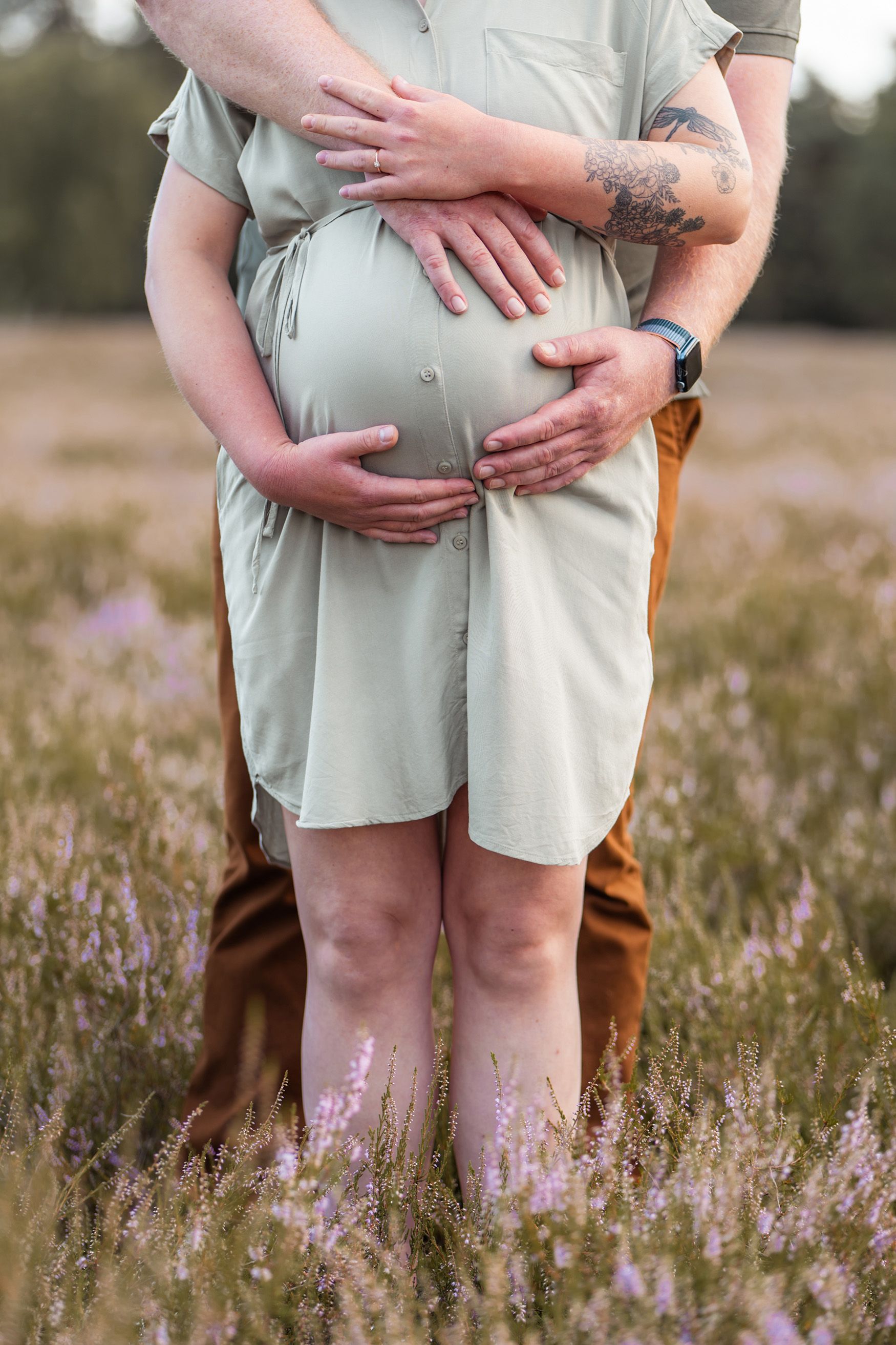Natürliches Babybauchshooting in der Heide am See – romantische Schwangerschaftsfotos in Köln, Bonn und NRW.
