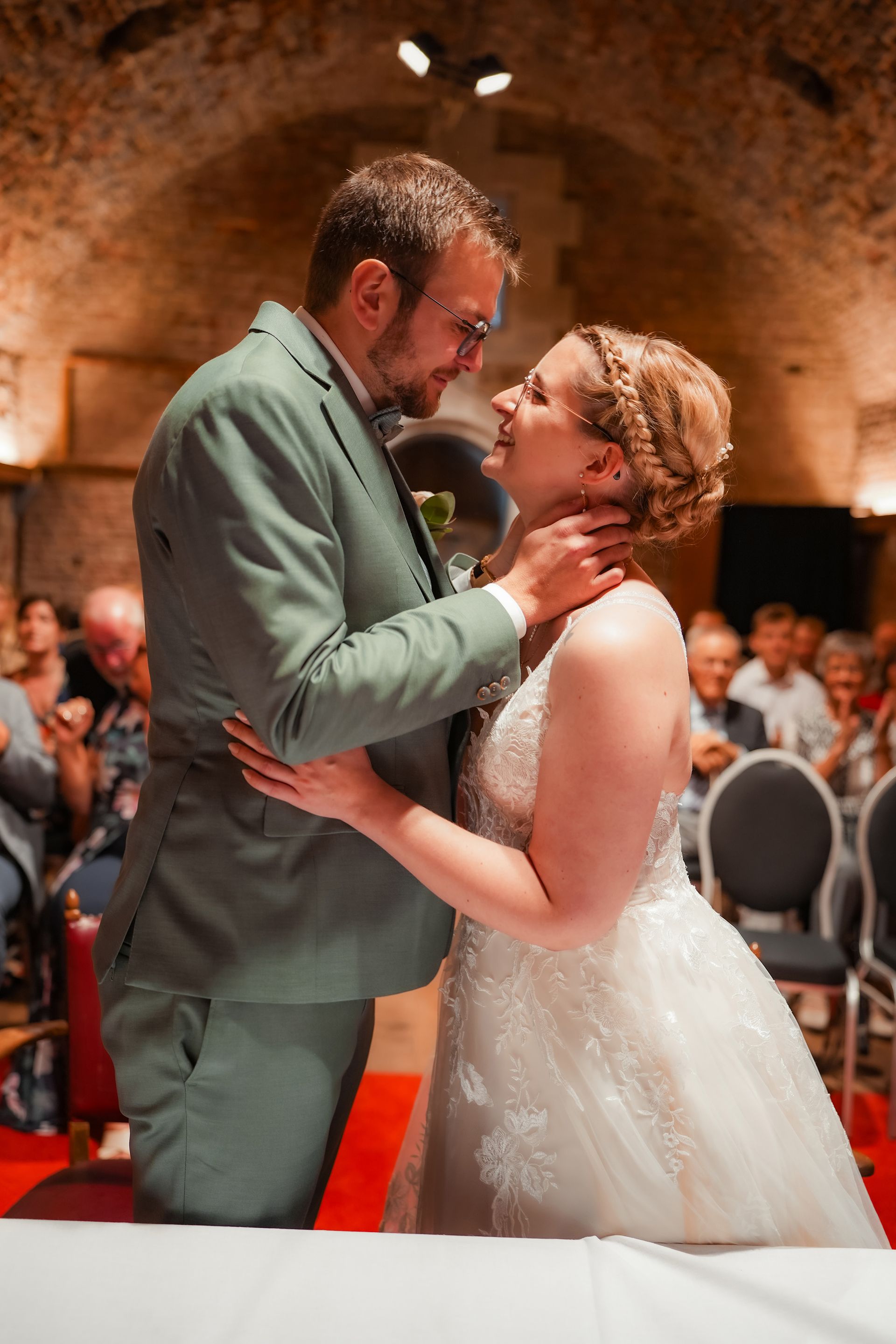 Brautpaar bei einem romantischen Moment während der Hochzeit in der Blumenhalle Jülich.