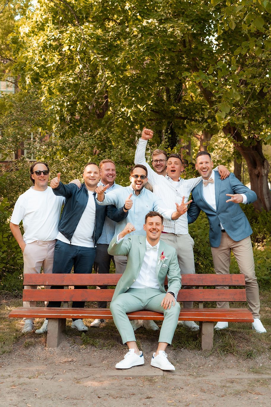 Hochzeitsgesellschaft mit Familie und Freunden im Park des Schlosses Schönebeck