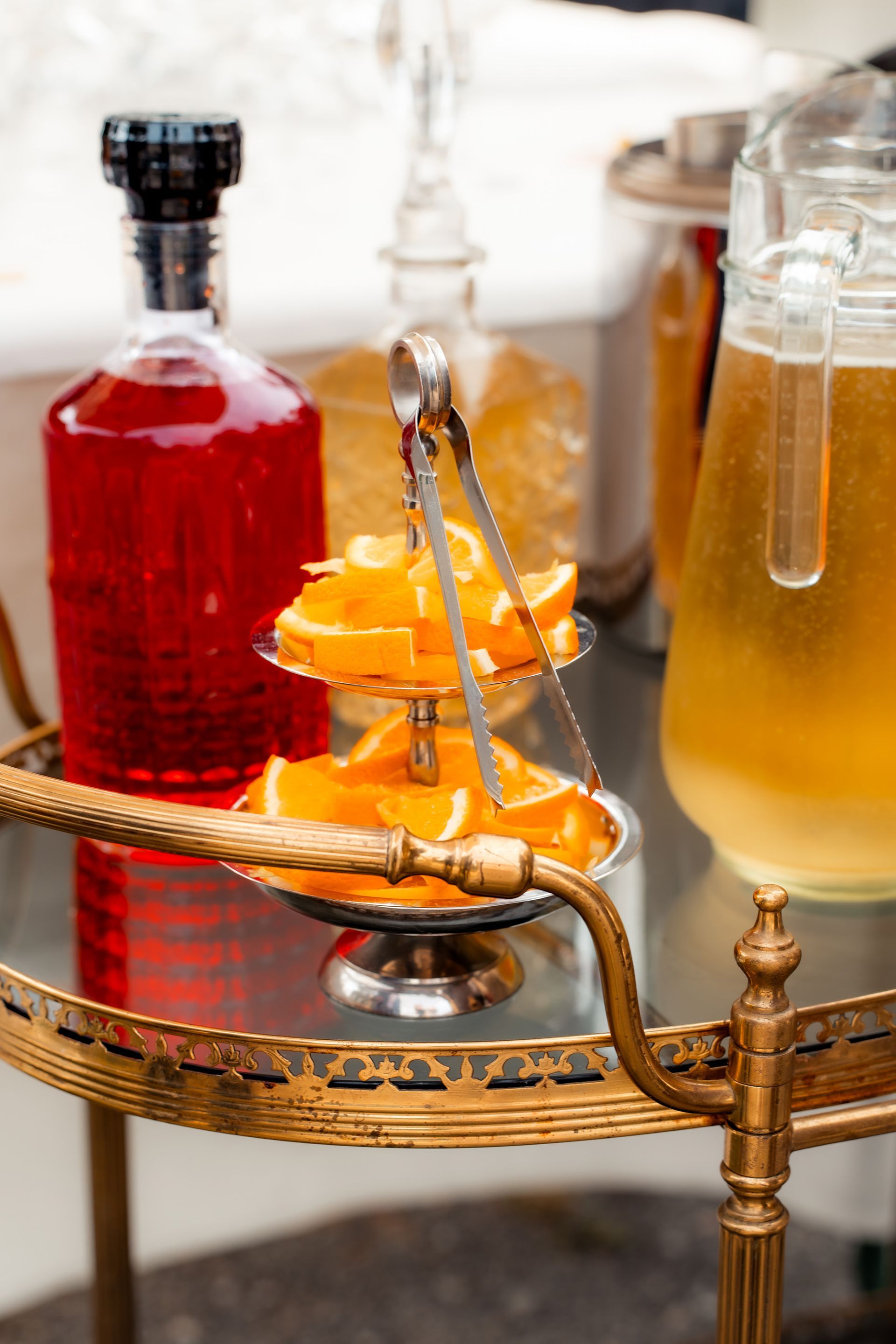 Detailaufnahme farbenfroher Cocktails an der Hochzeitsbar in Solingen.