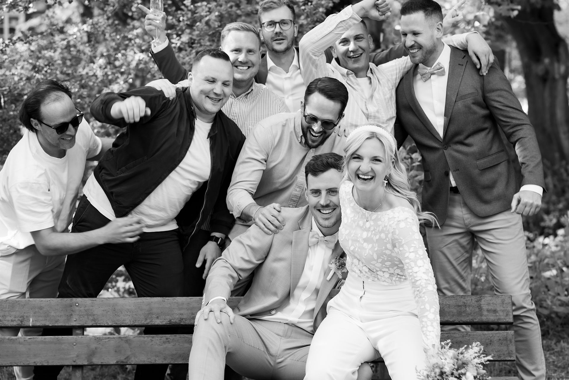 Gruppenfoto mit Freunden bei der Hochzeit im Schloss Schönebeck