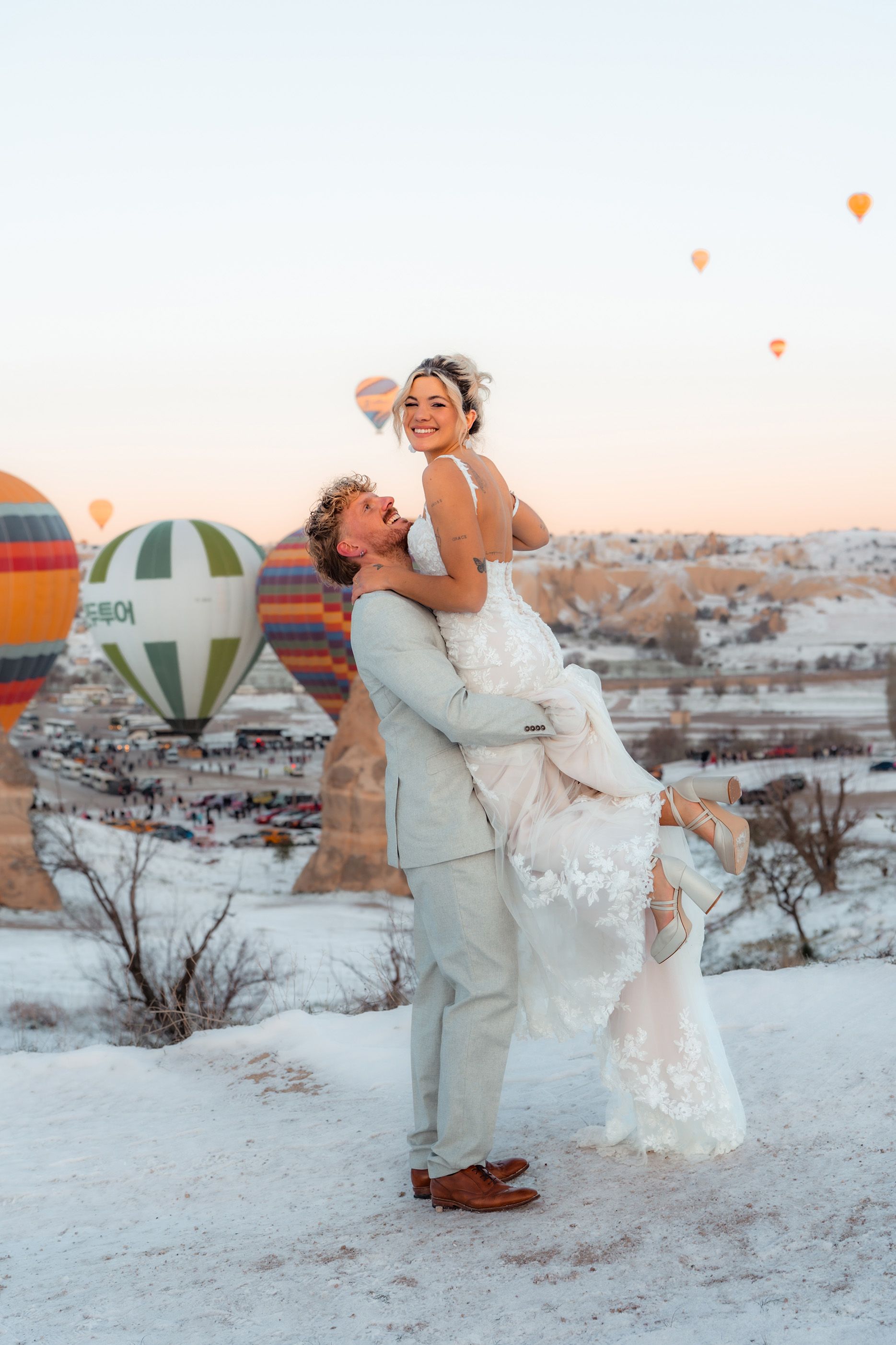 Kappadokien Hochzeit: Brautpaarshooting im Sonnenaufgang mit Ballons