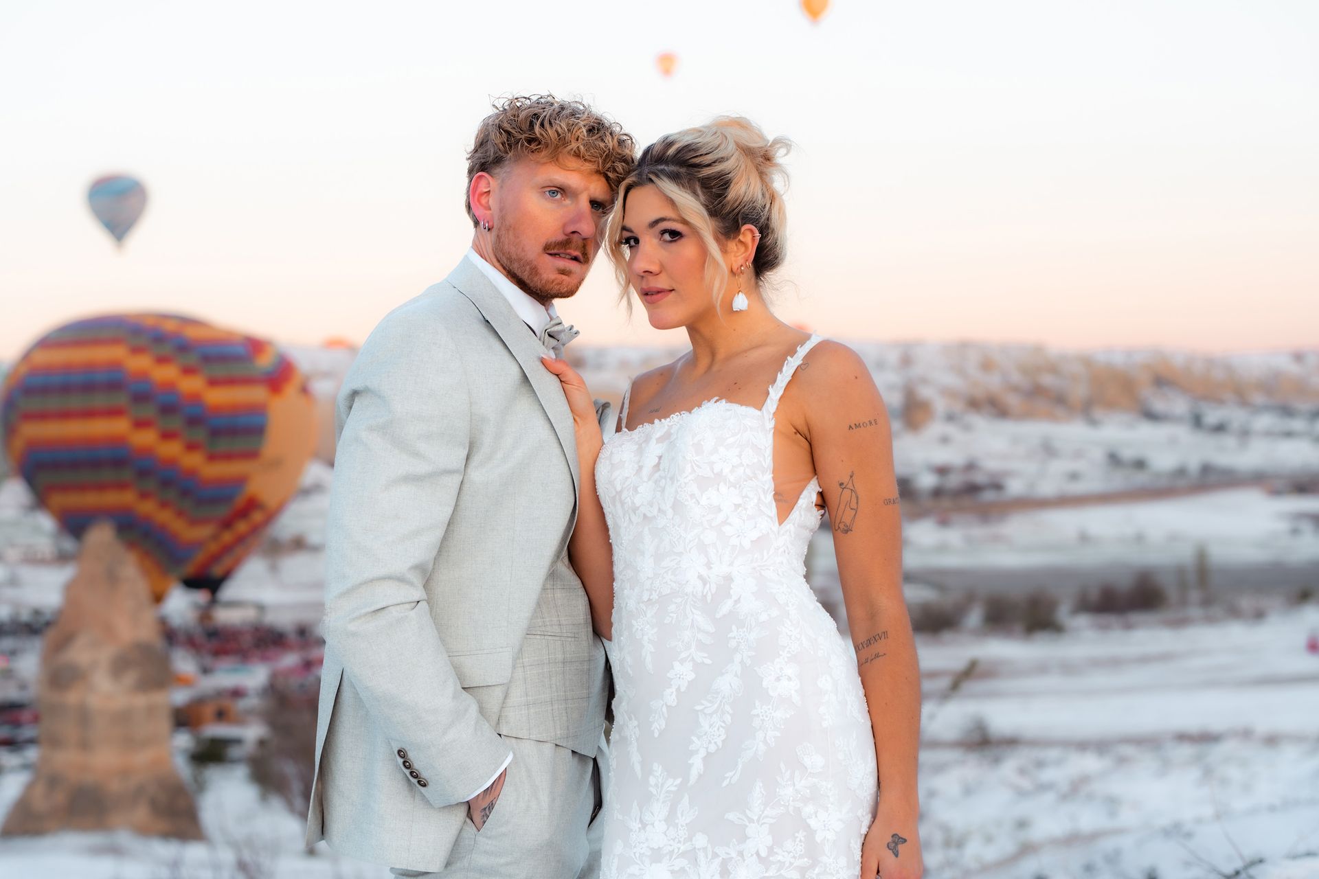 Hochzeit in Kappadokien: Brautpaarshooting im Schnee mit Ballons