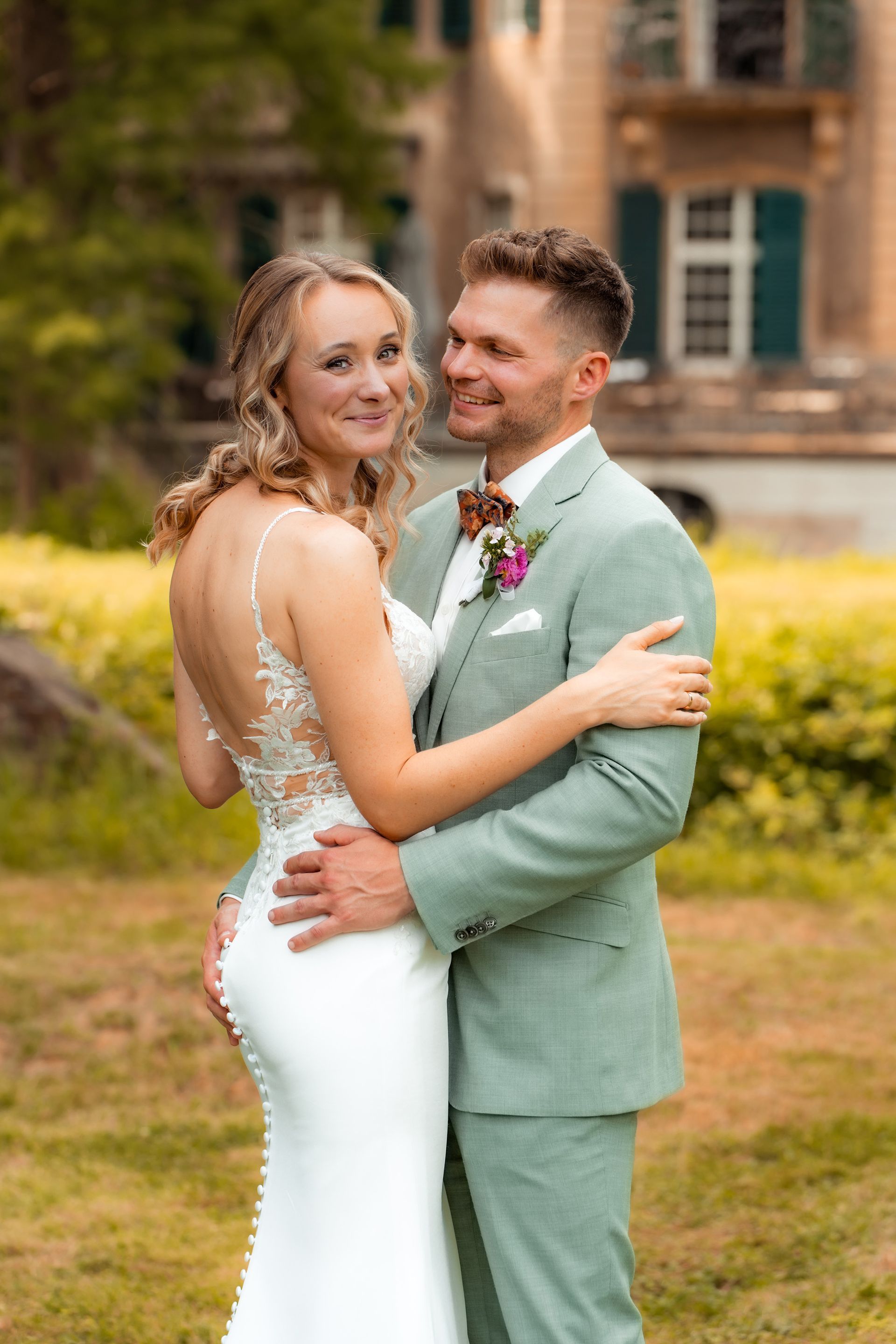 Fröhliches Brautpaar-Porträt bei einer Sommerhochzeit in Solingen.