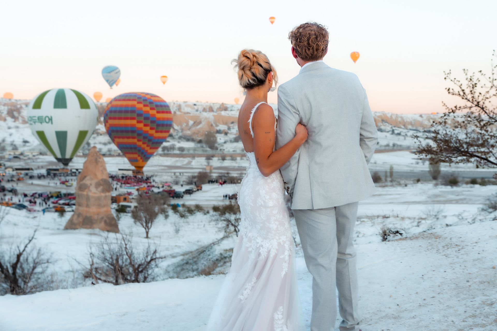 Hochzeit Kappadokien: Brautpaarshooting mit Ballons im Sonnenaufgang