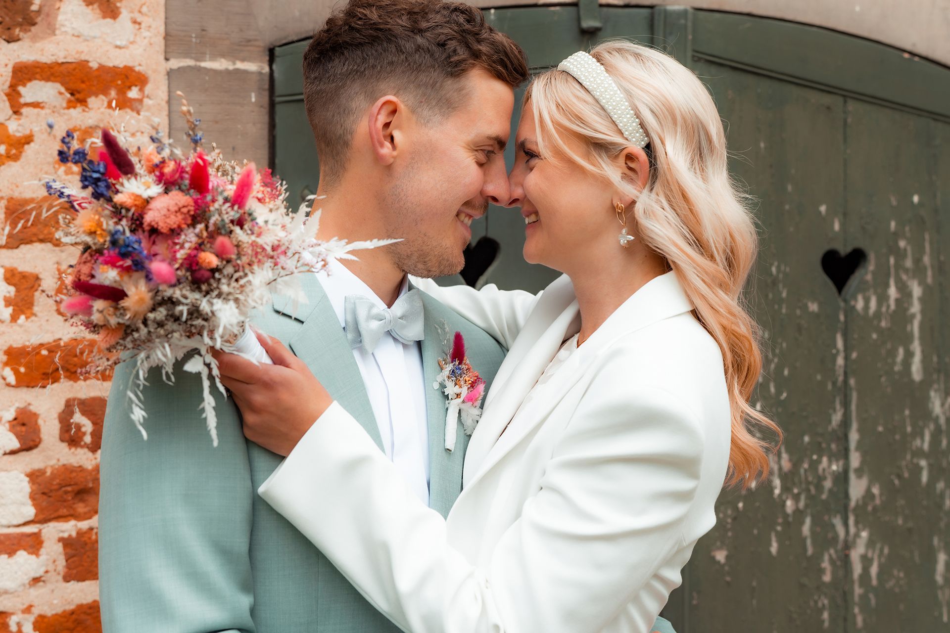 Hochzeitskuss im Schlosspark Schönebeck in Schwanewede