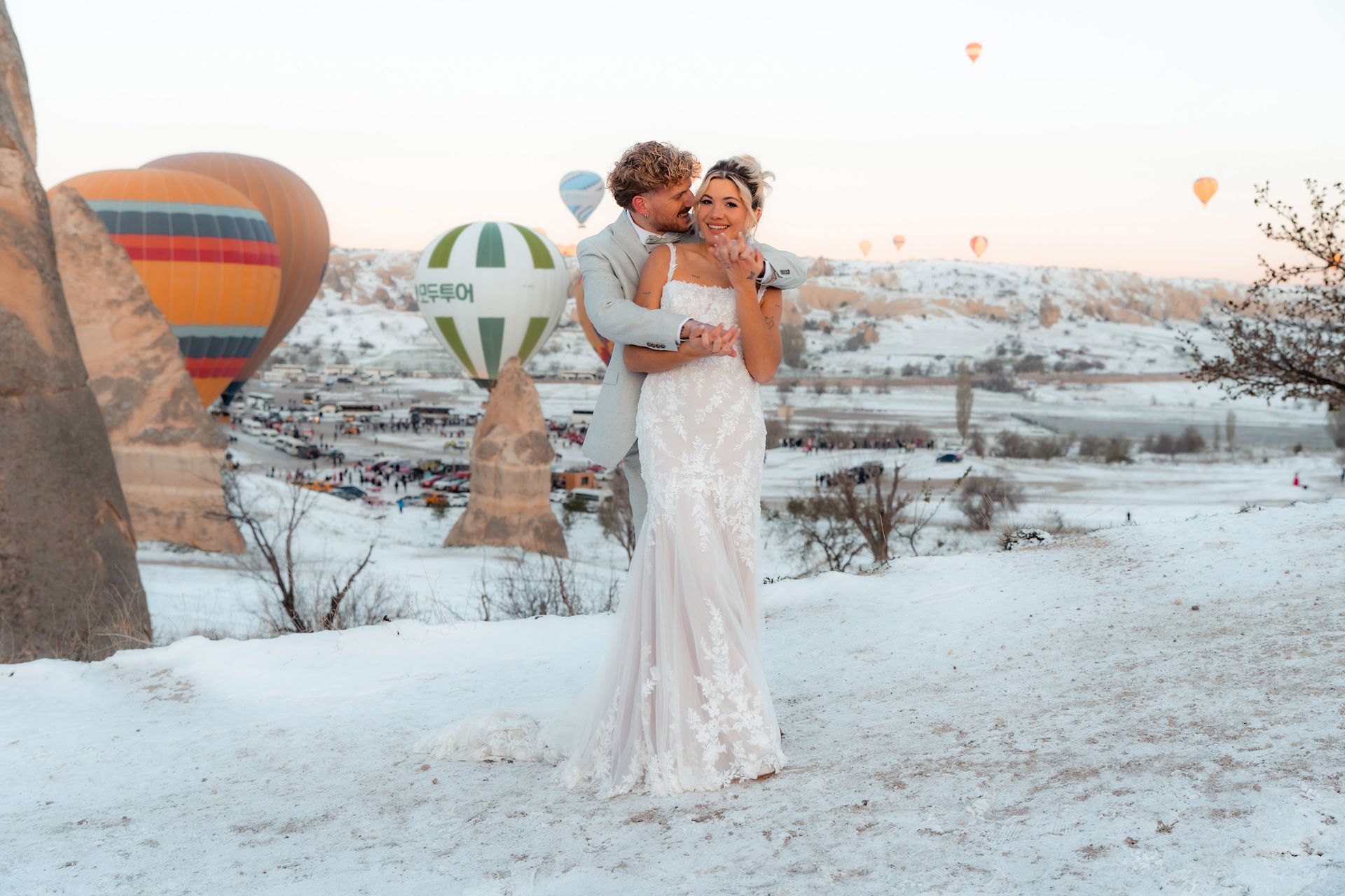 Winterhochzeit in Kappadokien: Brautpaarshooting mit Ballons