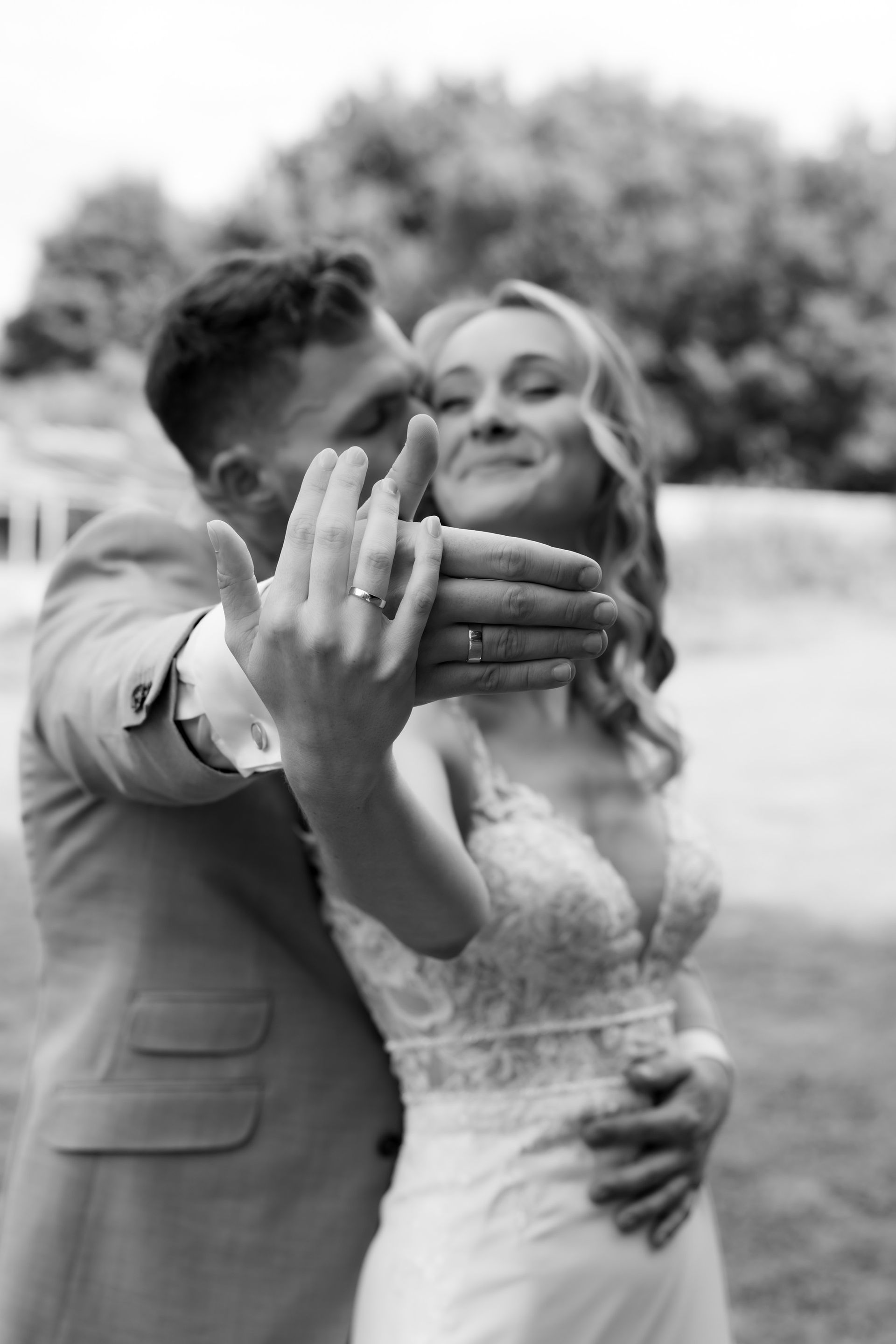 Brautpaar läuft Hand in Hand beim Fotoshooting am Wasserschloss Solingen.