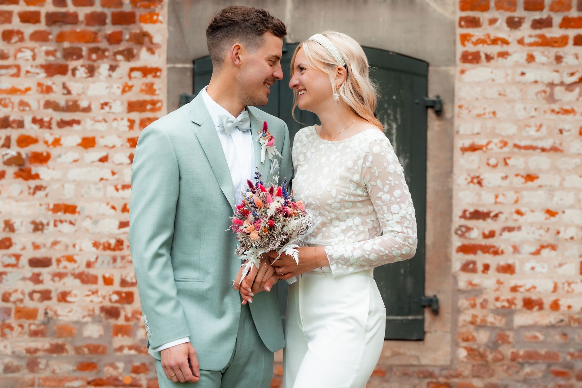 Frisch verheiratetes Paar bei der standesamtlichen Hochzeit im Schloss Schönebeck