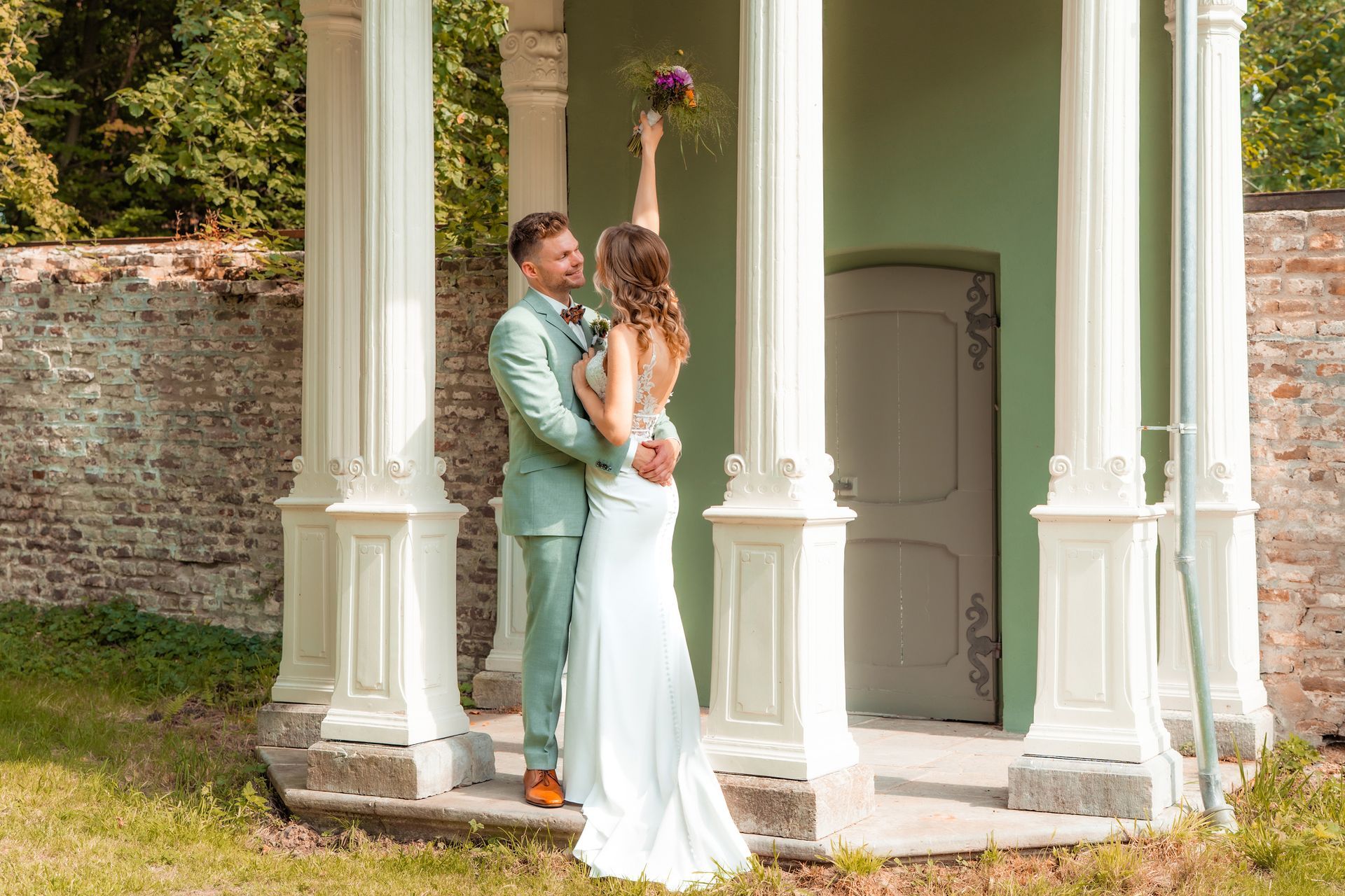 Brautpaar beim Hochzeitsshooting im Schlossgarten Solingen.