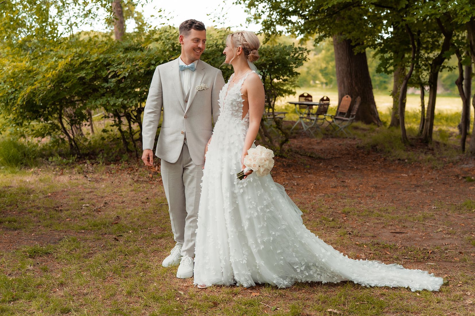 Hochzeitspaar beim Paarshooting im Bruns Garten Schwanewede