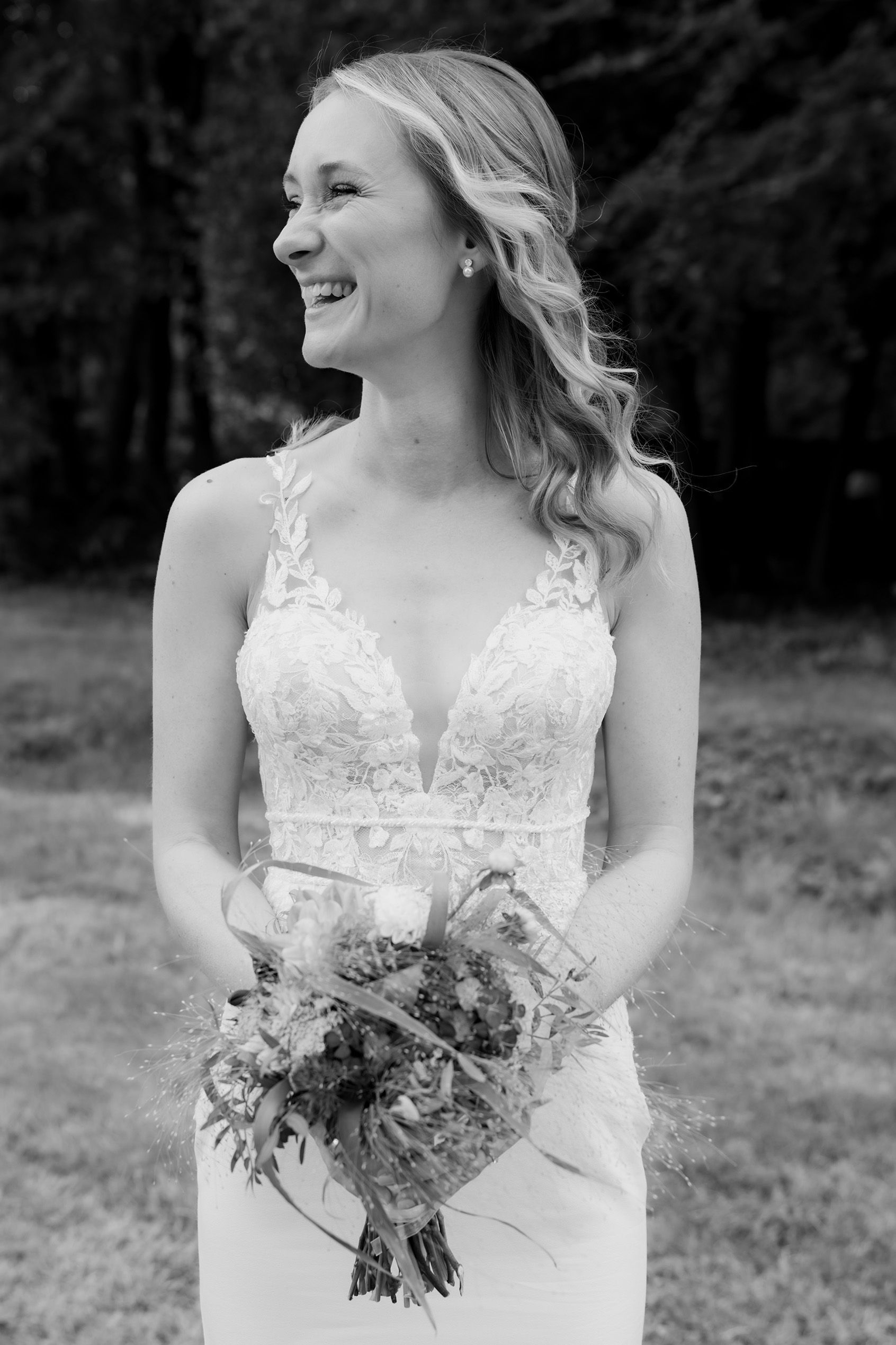 Lächelndes Portrait der Braut beim Hochzeitsshooting am Wasserschloss Solingen.